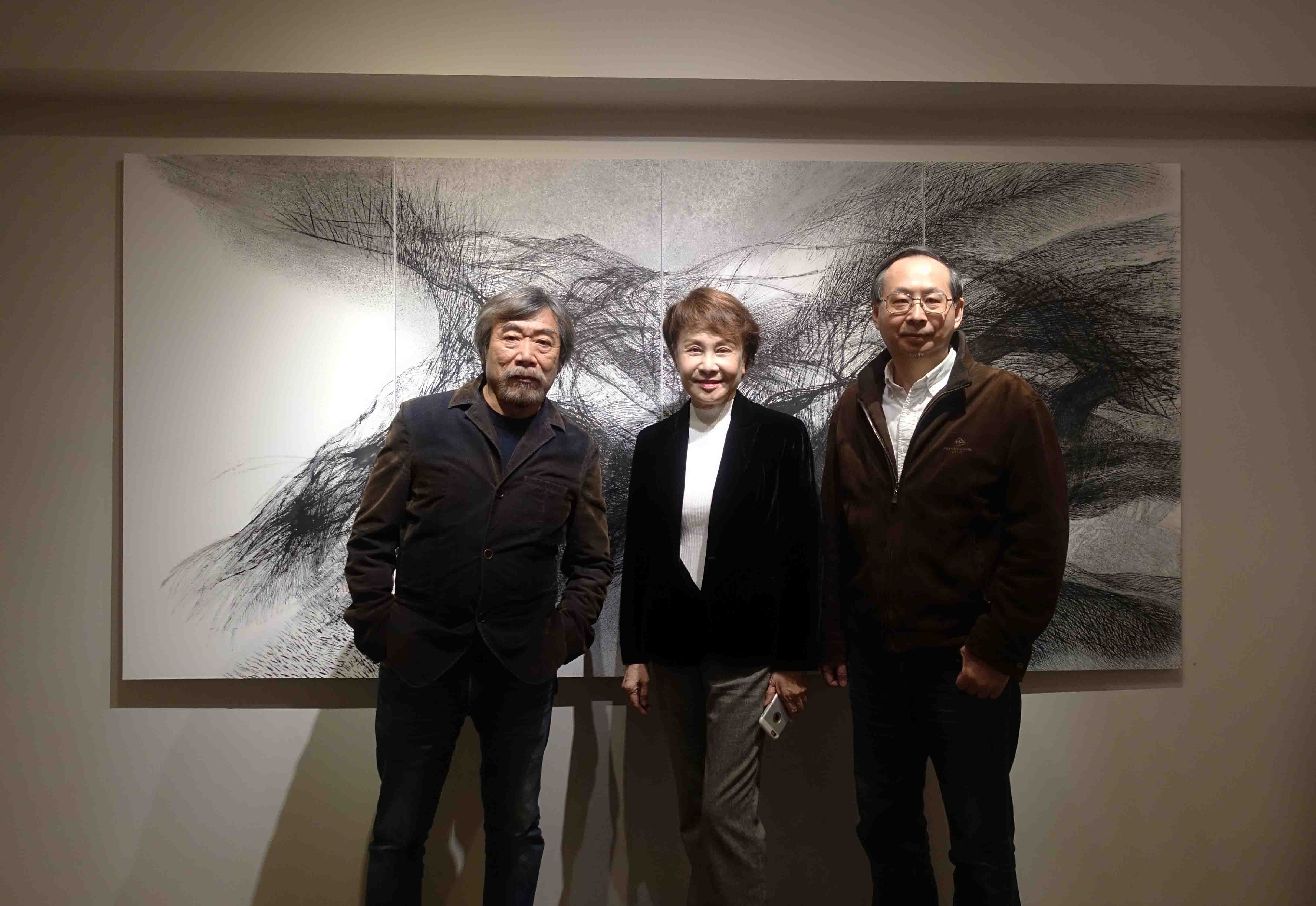 藝術家莊普與藝術家洛貞以及藝術家陶文岳展覽現場合影(由左至右)。