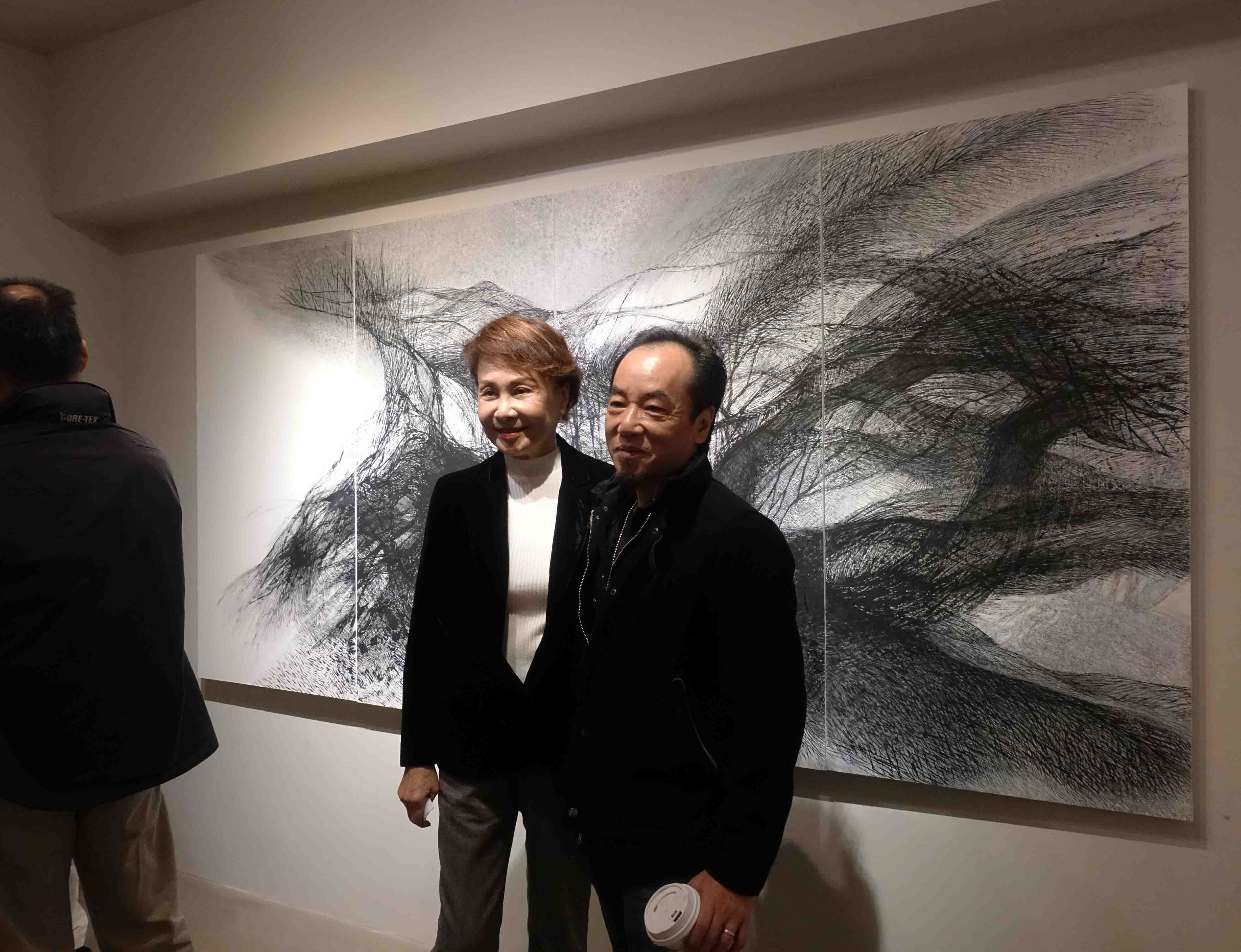 藝術家洛貞與藝術家吳天章展覽現場合影。
