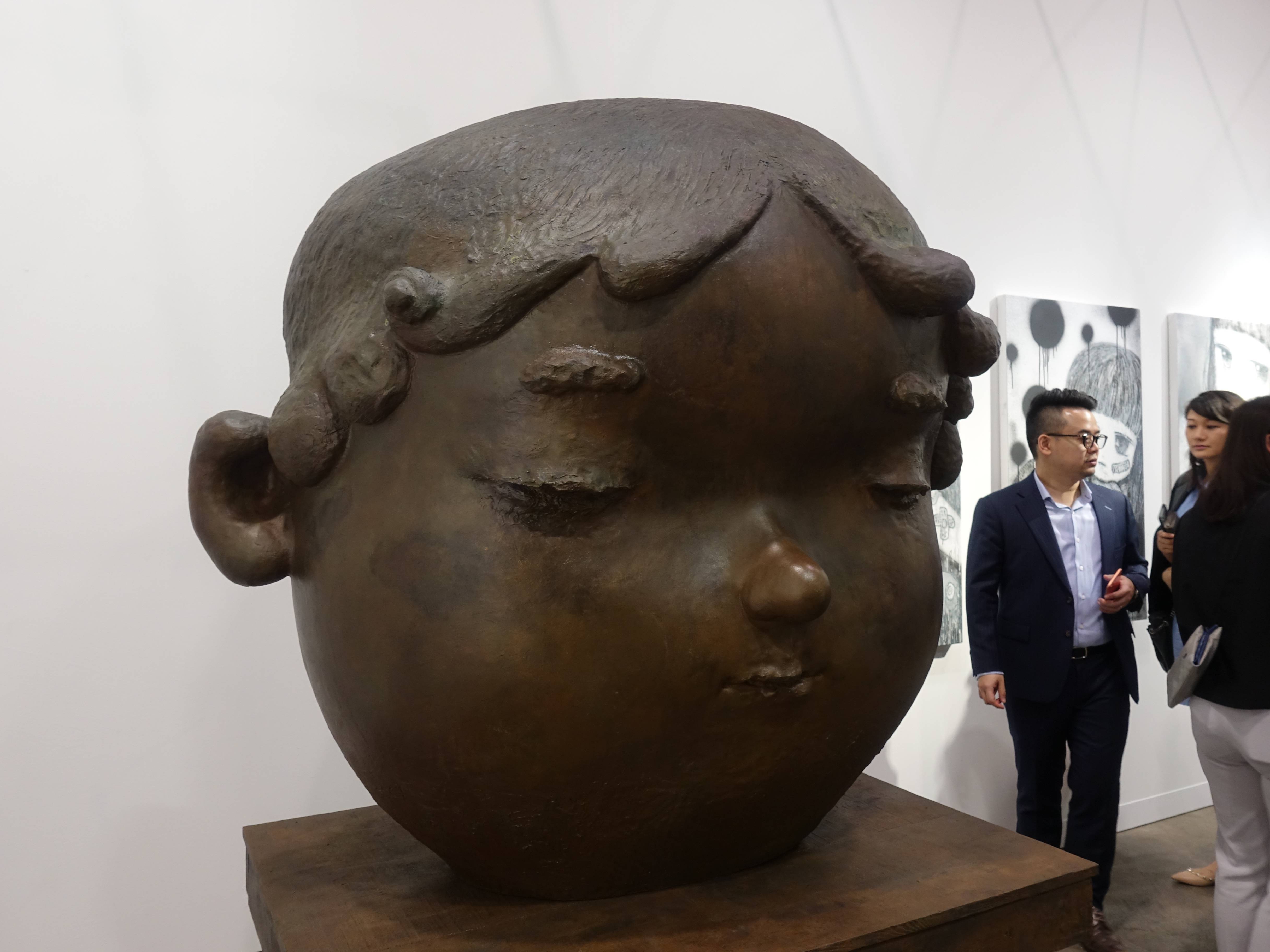 Kaikai Kiki Gallery現場展出立體雕塑作品。