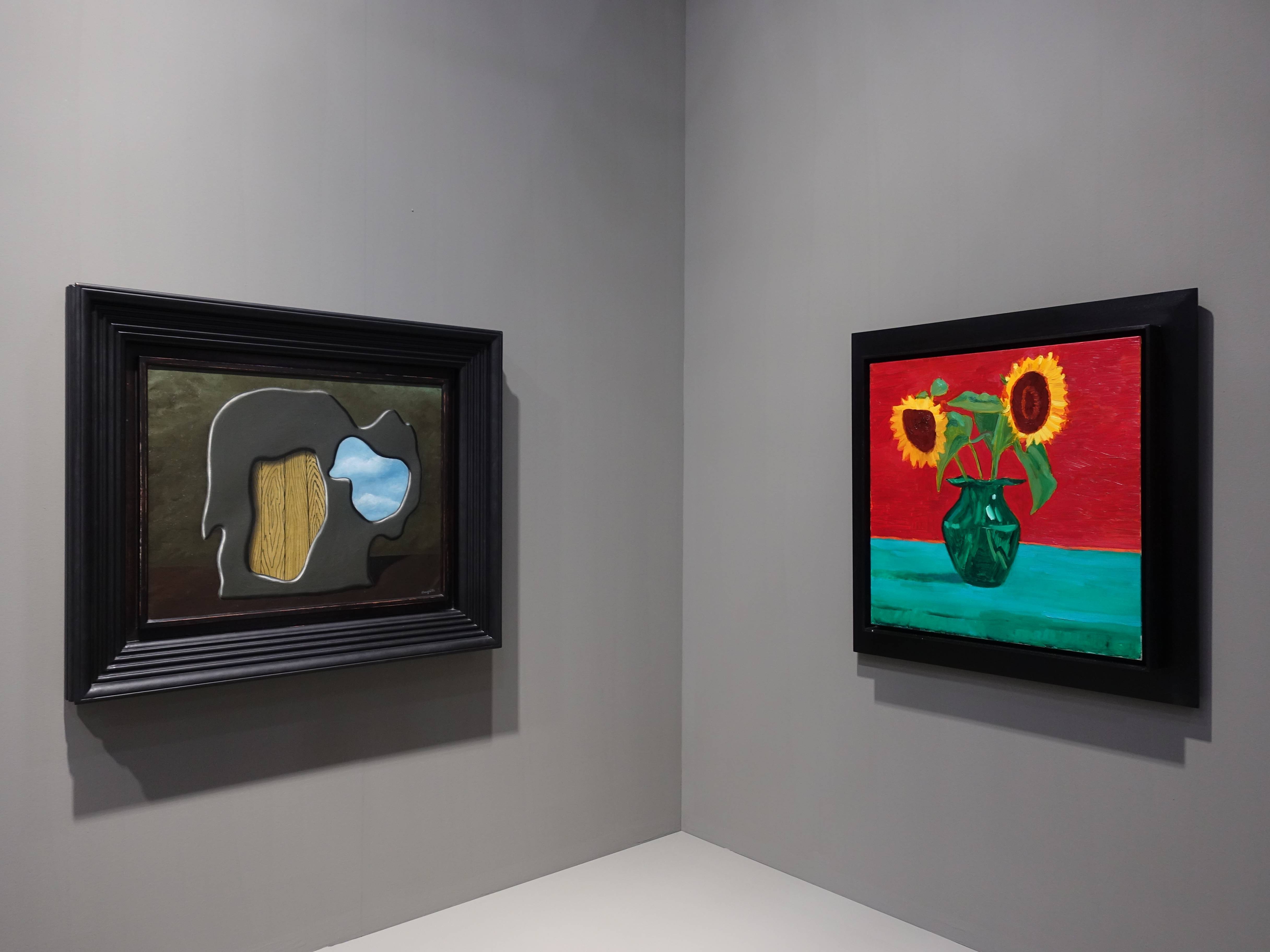 Richard Gray Gallery畫廊展出藝術家馬格利特作品(左)以及David hockney作品(右)。