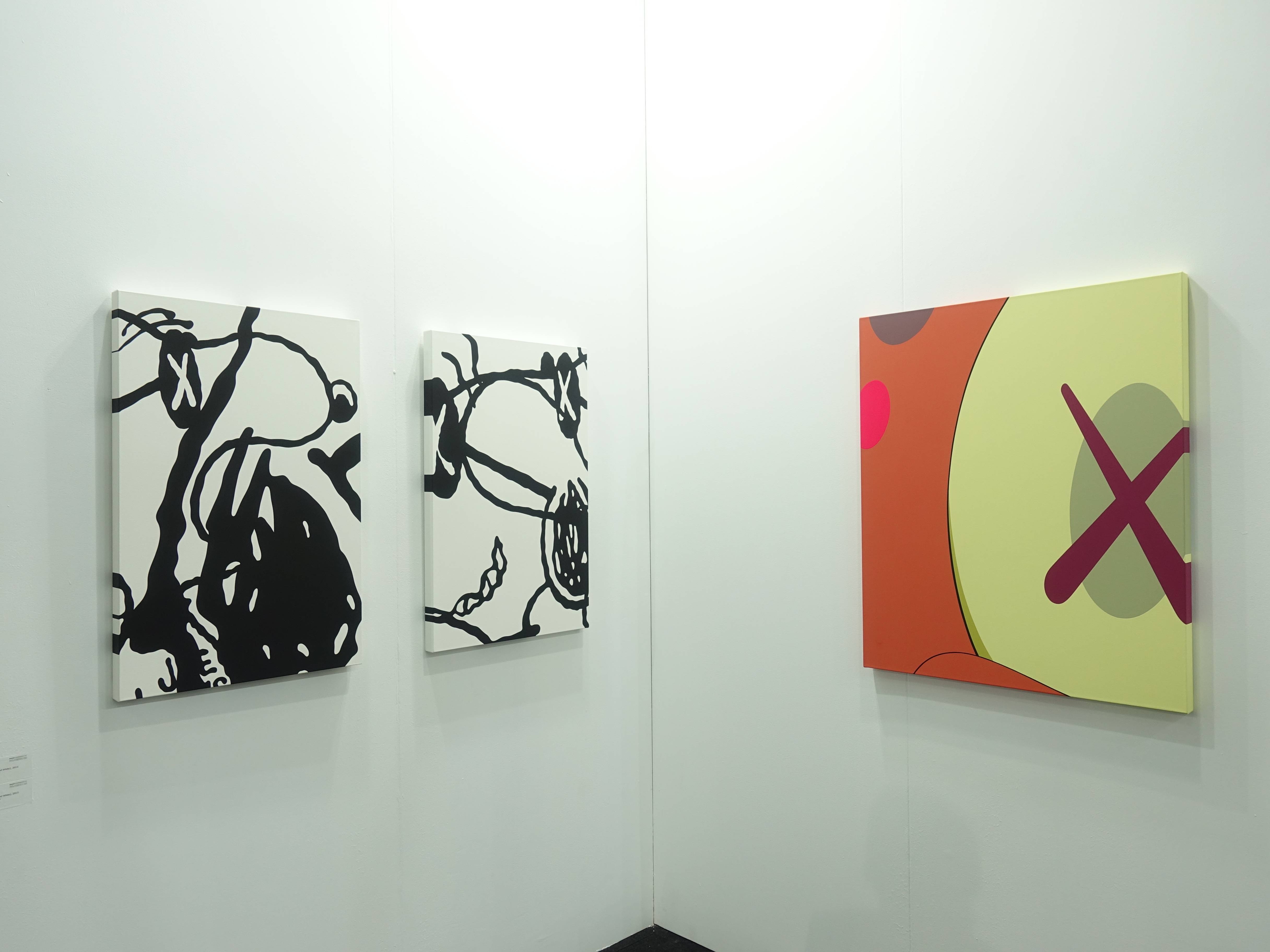 Zemack Contemporary Art現場展出KAWS作品。