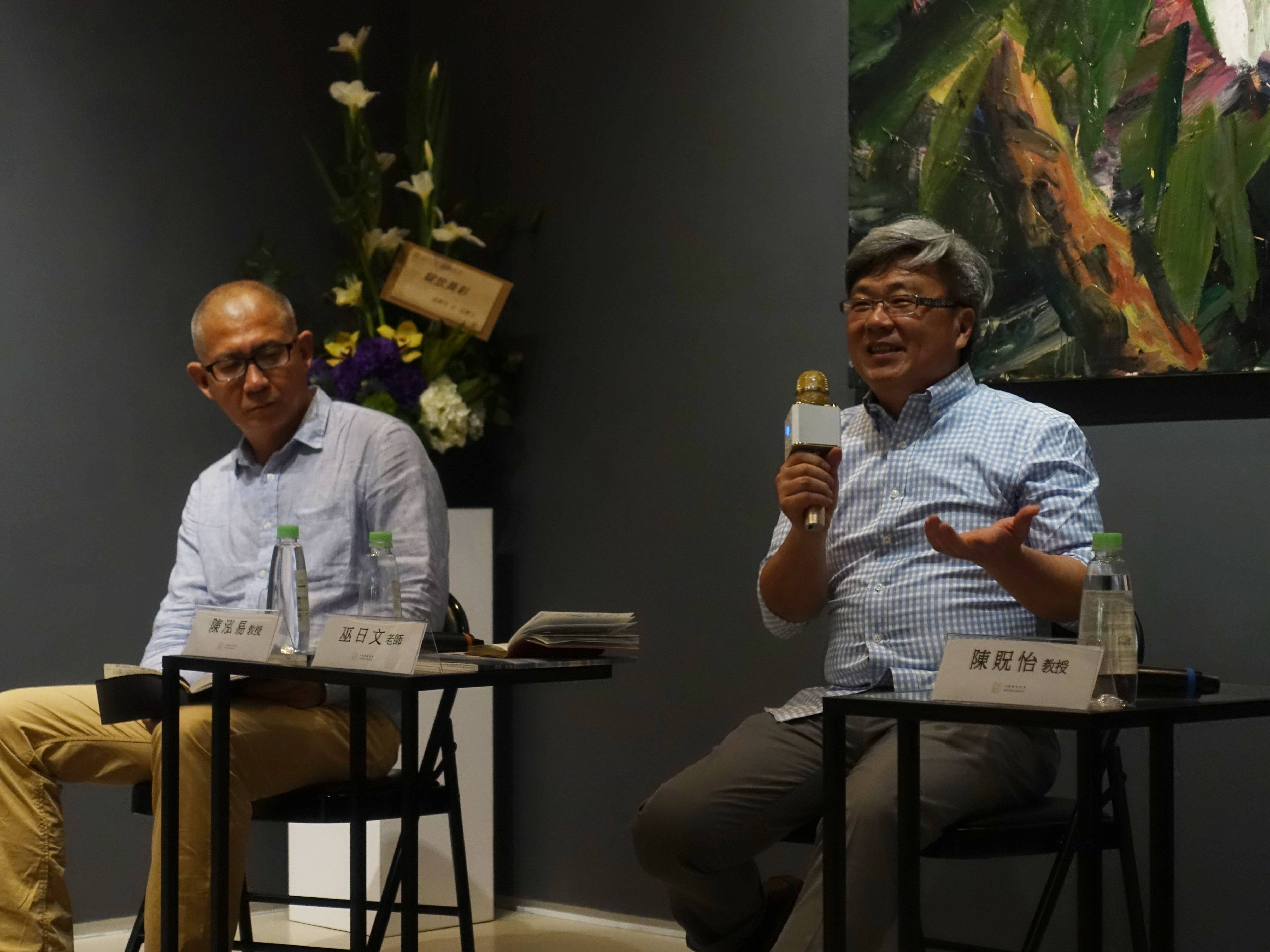 藝術家巫日文(右)與南藝大創作理論研究所陳泓易教授(左)進行座談會交流。