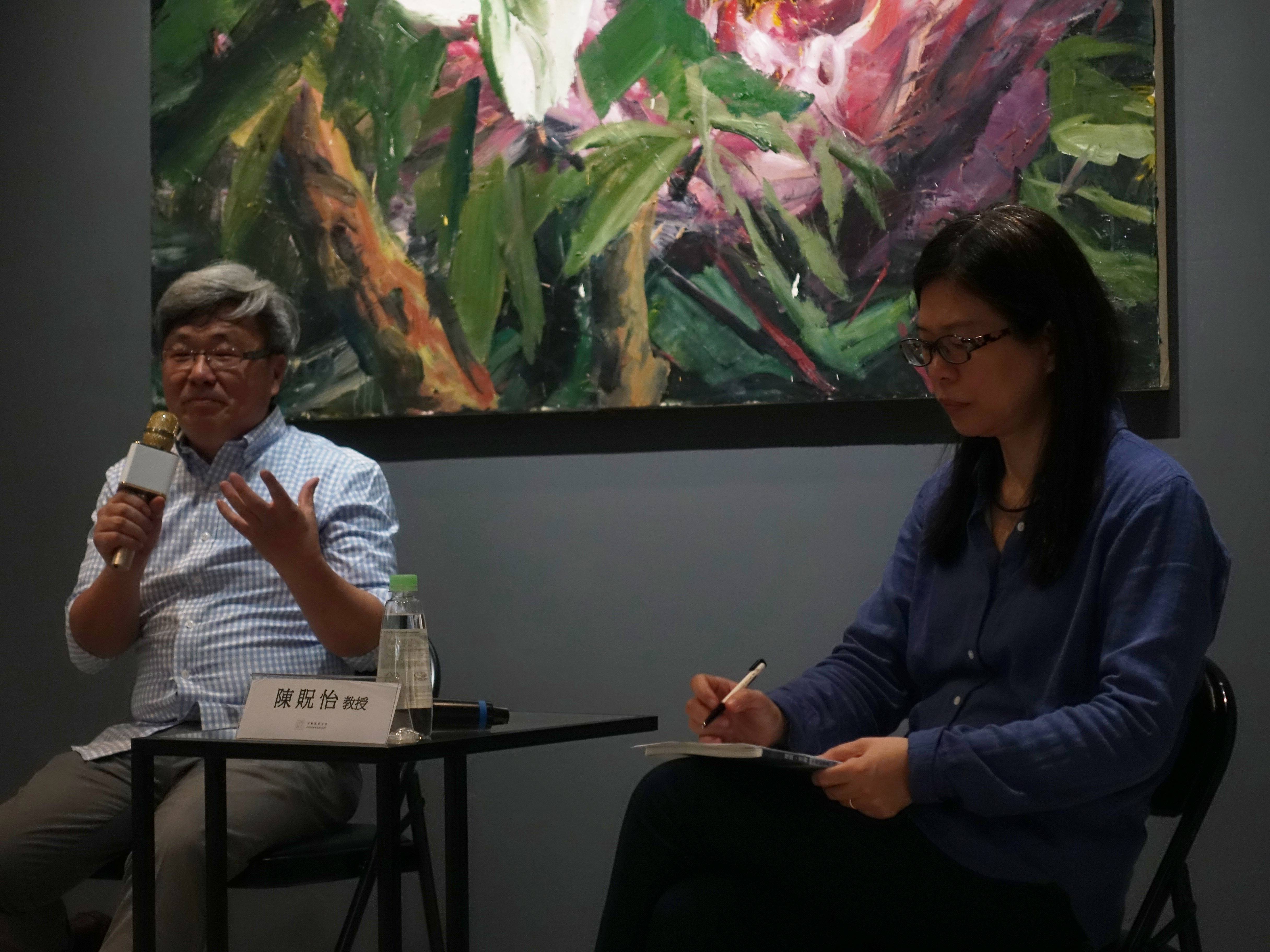 藝術家巫日文(左)與台藝大美術學系陳貺怡教授(右)進行座談會交流。