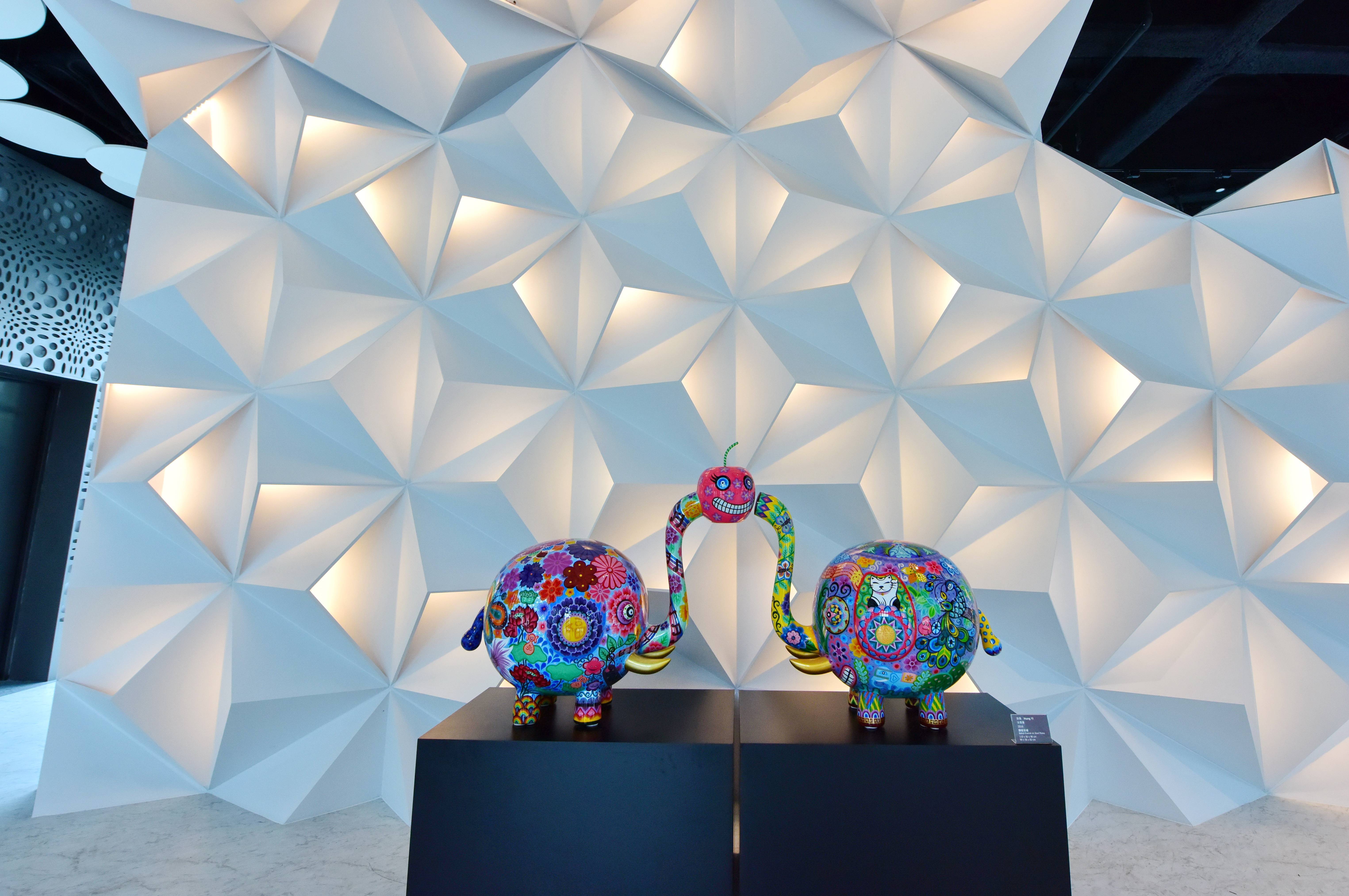 洪易｜分享象｜2016｜鋼板彩繪｜110x56x98cm、90x56x82cm