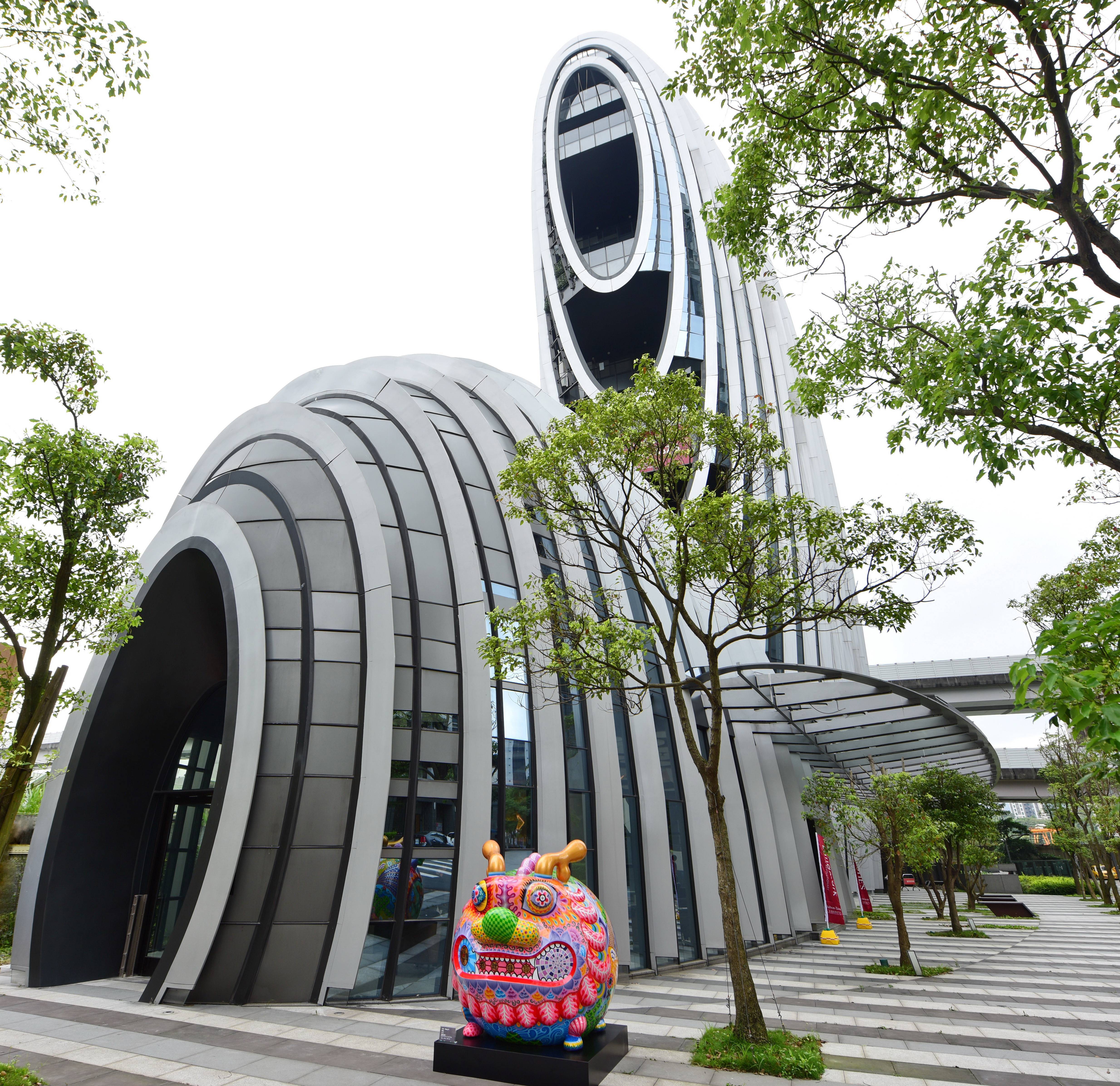  「圓龍」展於砳建築前