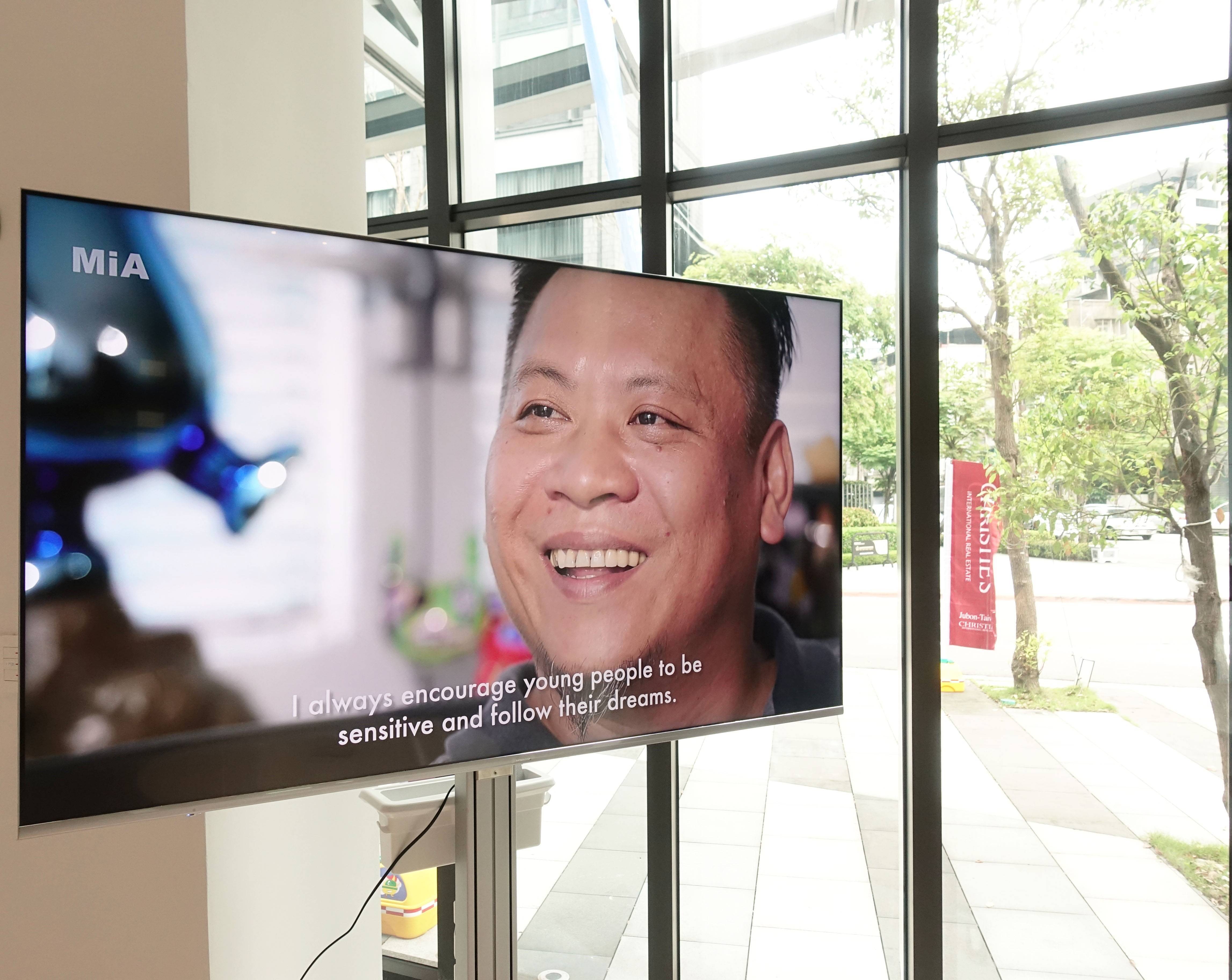 藝術家洪易專訪影音播放於南港砳建築。(記者 譚竣鴻/編輯)