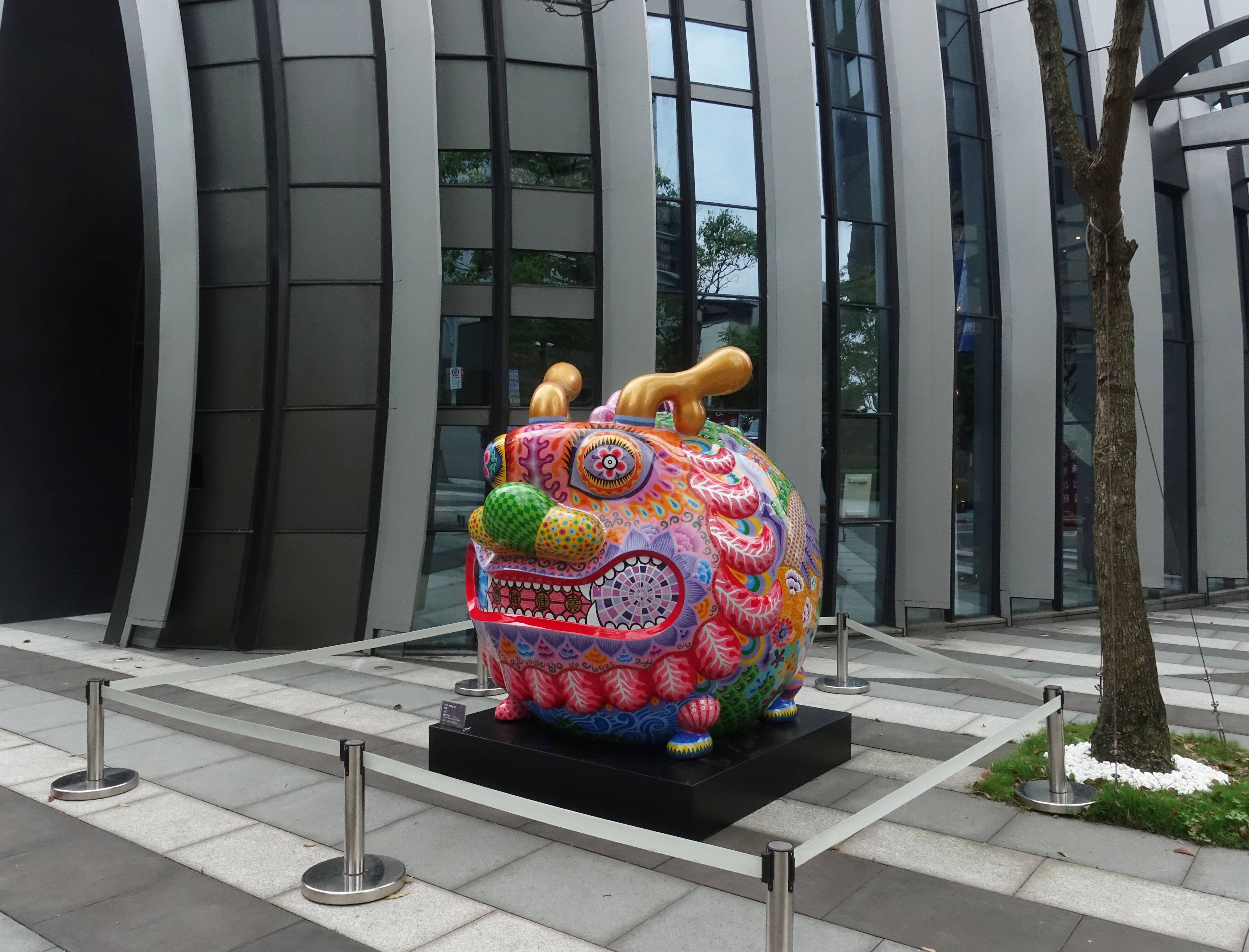 藝術家洪易作品《圓龍》於南港砳建築外。(記者 譚竣鴻/編輯)