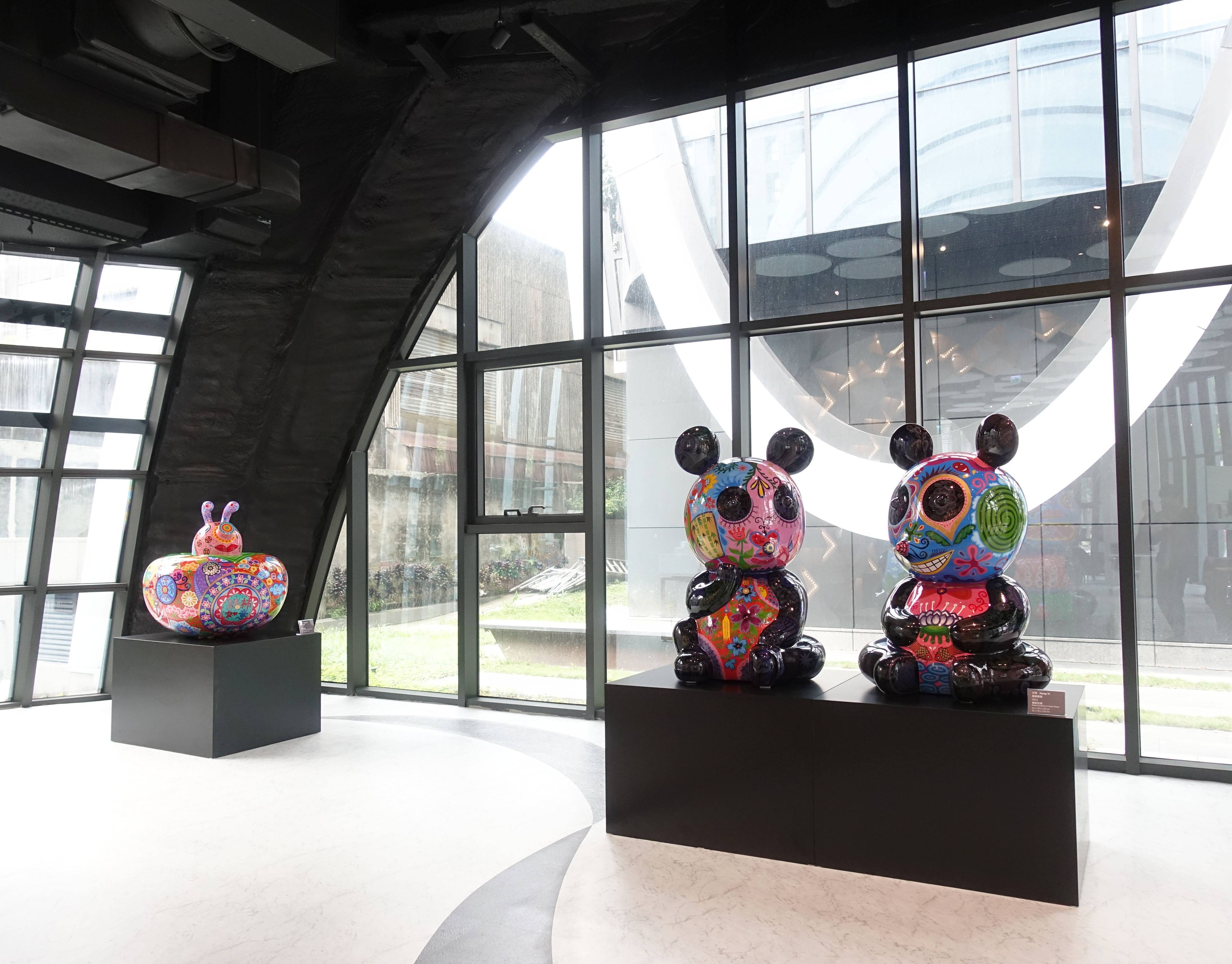 藝術家洪易作品《豬柿如意(左)》與《團團圓圓(右)》於南港砳建築。(記者 譚竣鴻/編輯)