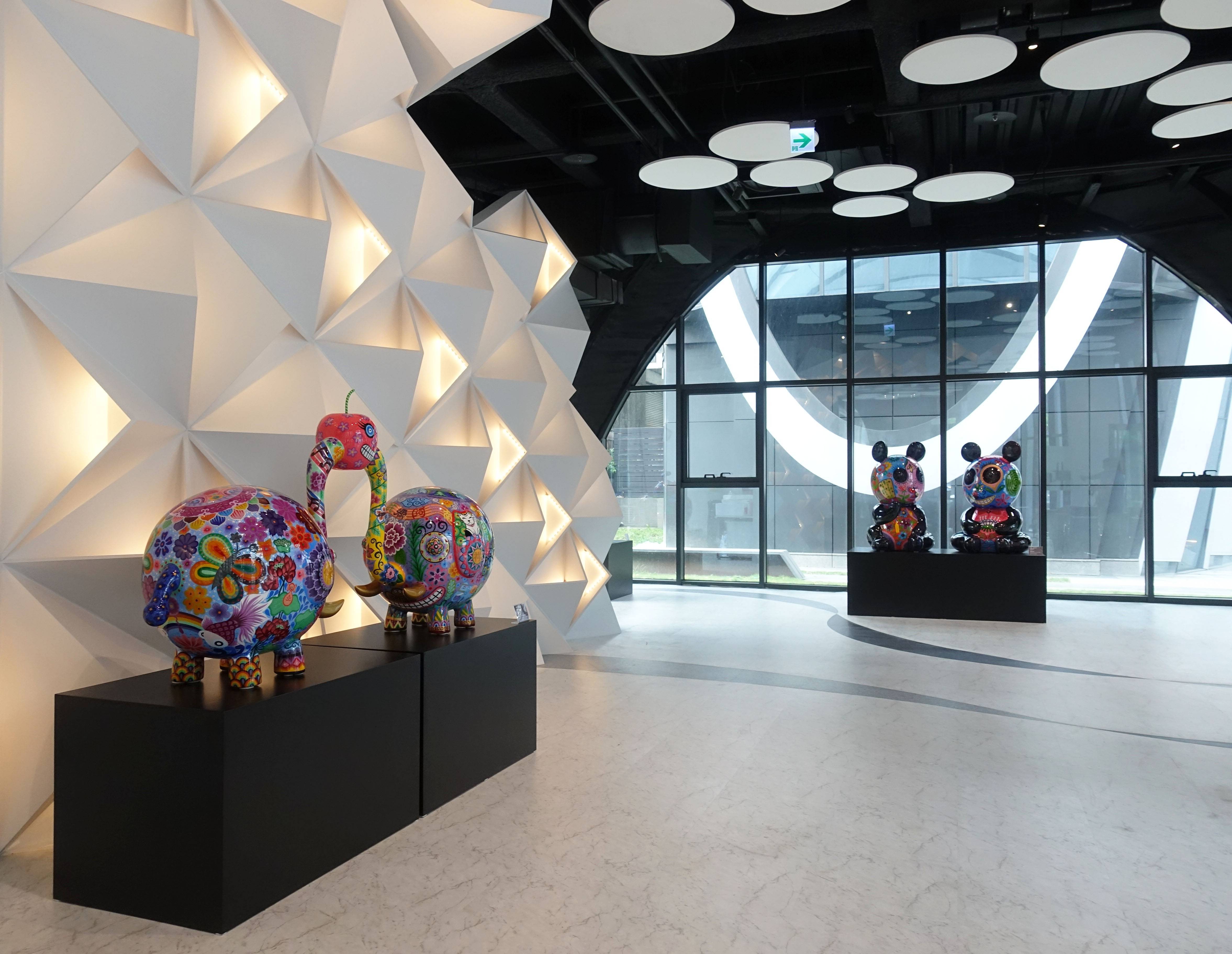 藝術家洪易作品《分享象(左)》與《團團圓圓(右)》於南港砳建築。(記者 譚竣鴻/編輯)