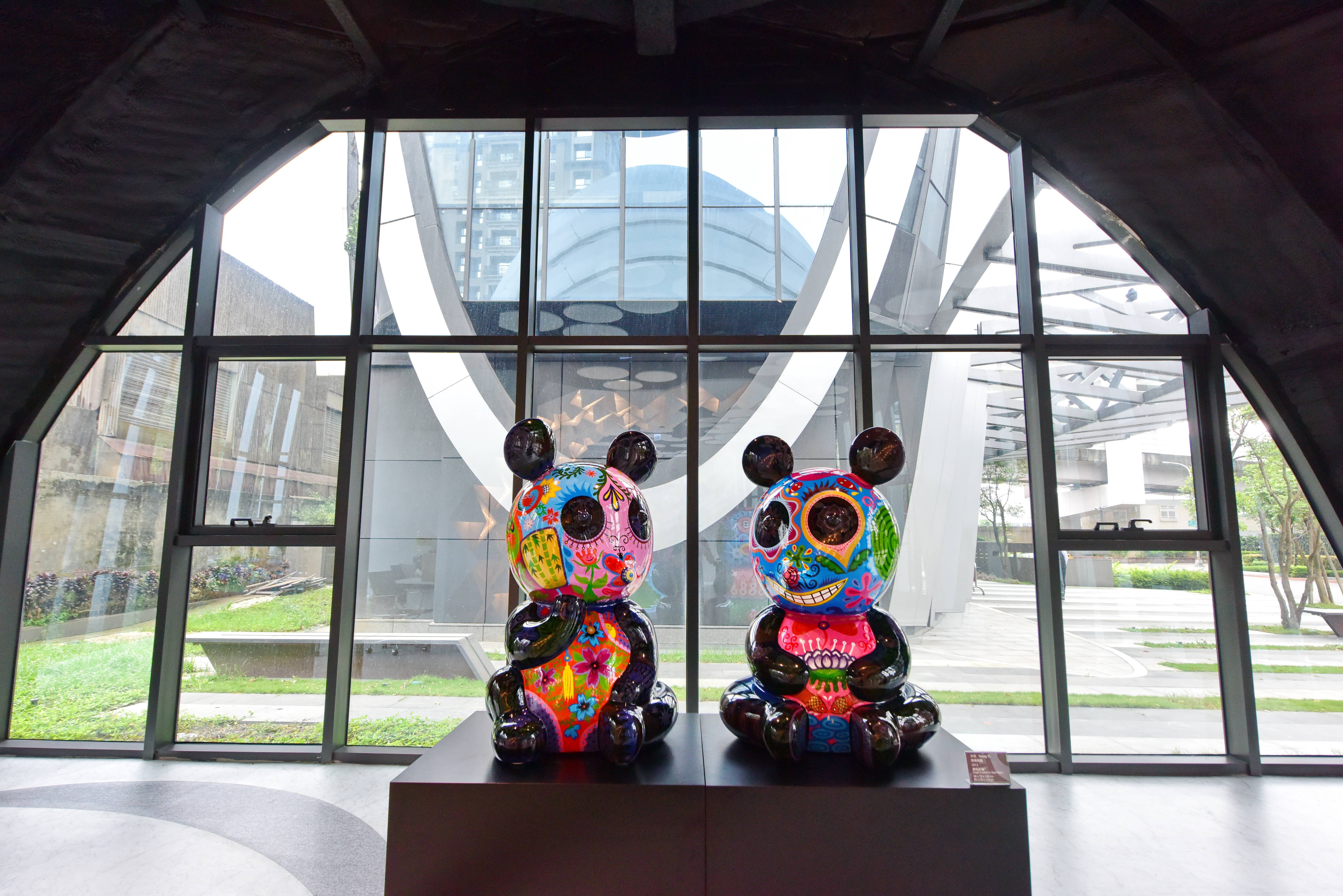 洪易|團團圓圓|2013|鋼板彩繪|65x70x110cm、65x70x110cm