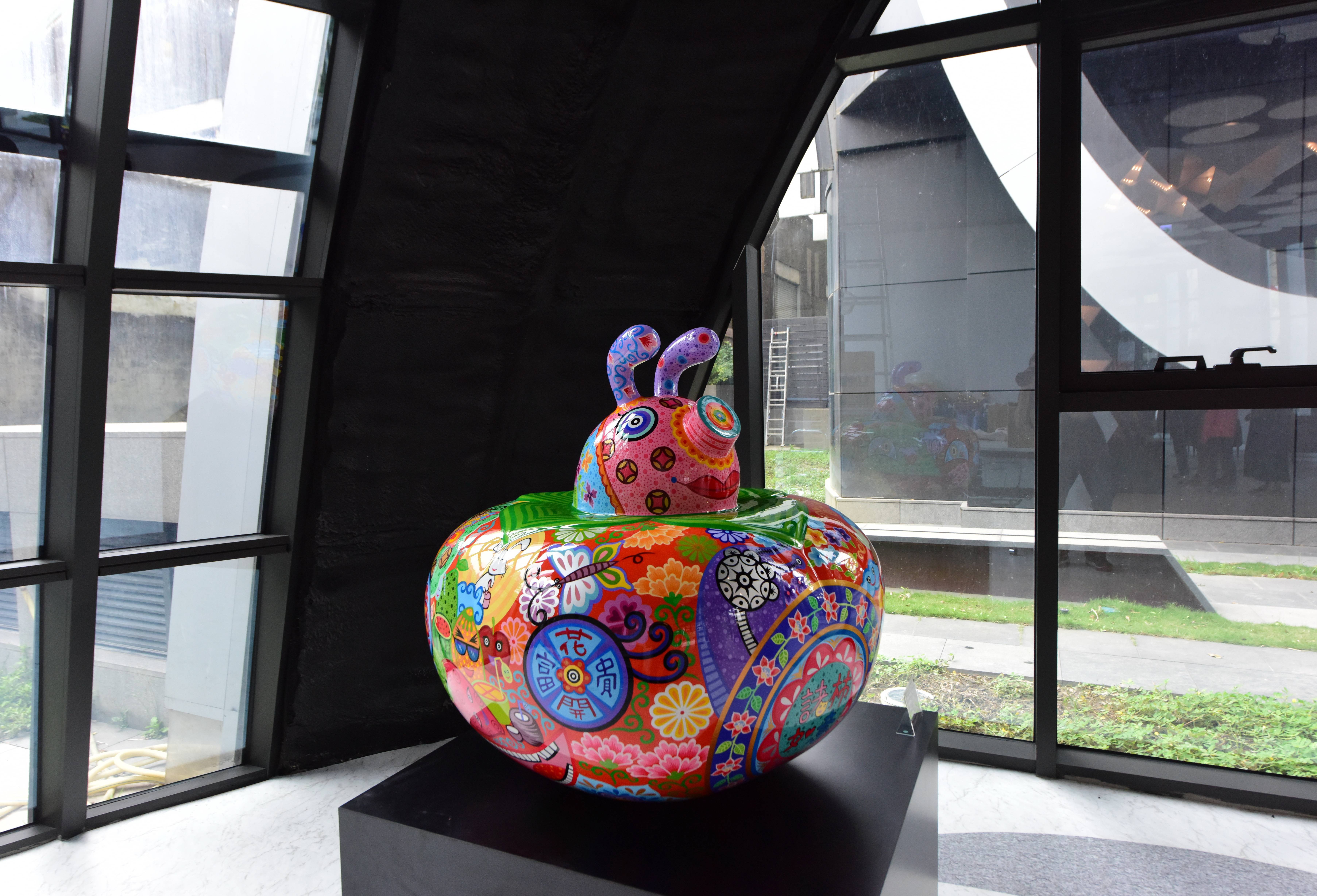 洪易|豬柿如意|2016|鋼板彩繪|83x83x82cm