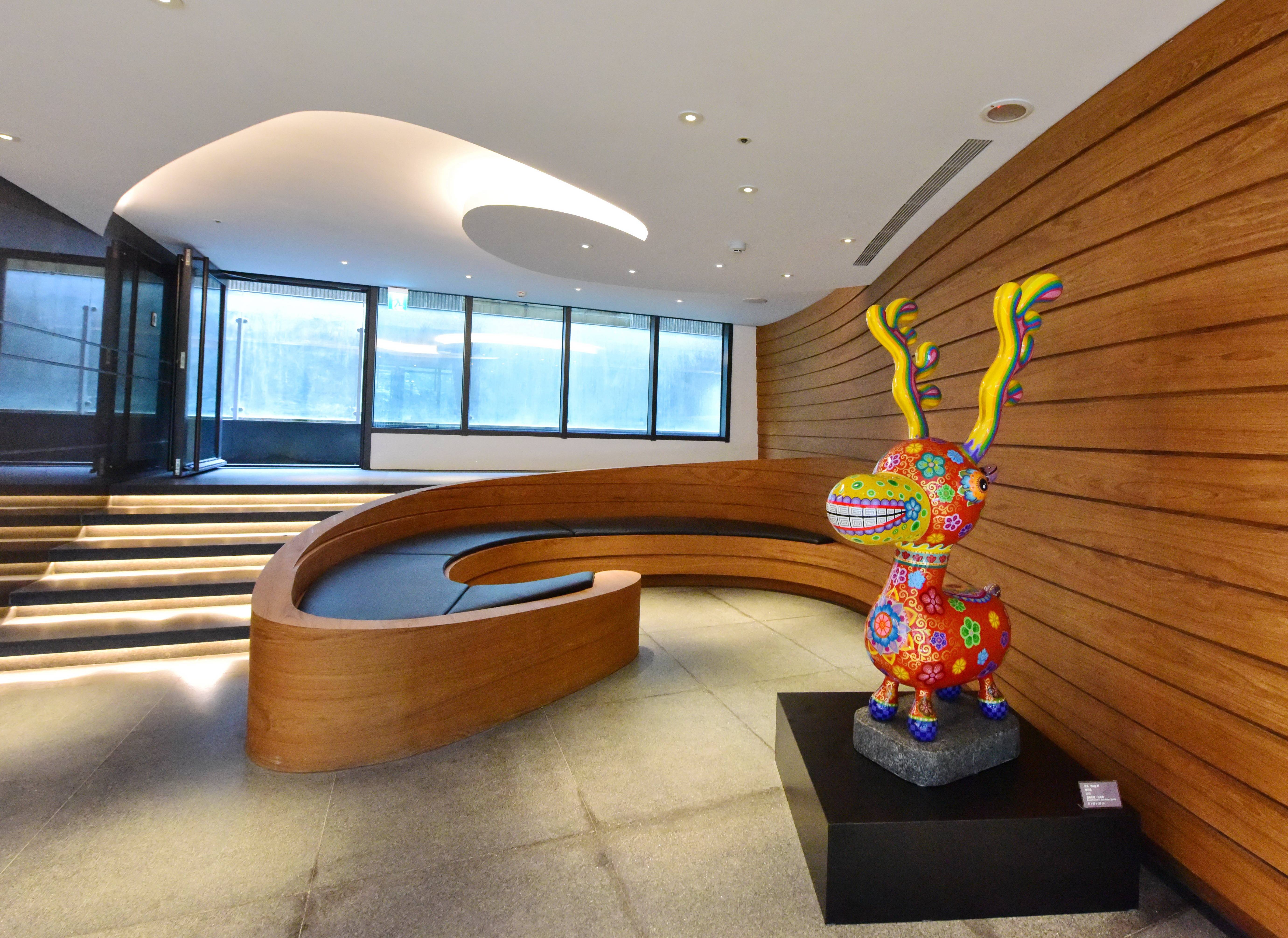 洪易|梅花鹿|2018|鋼板彩繪、花崗岩|73x65x153cm