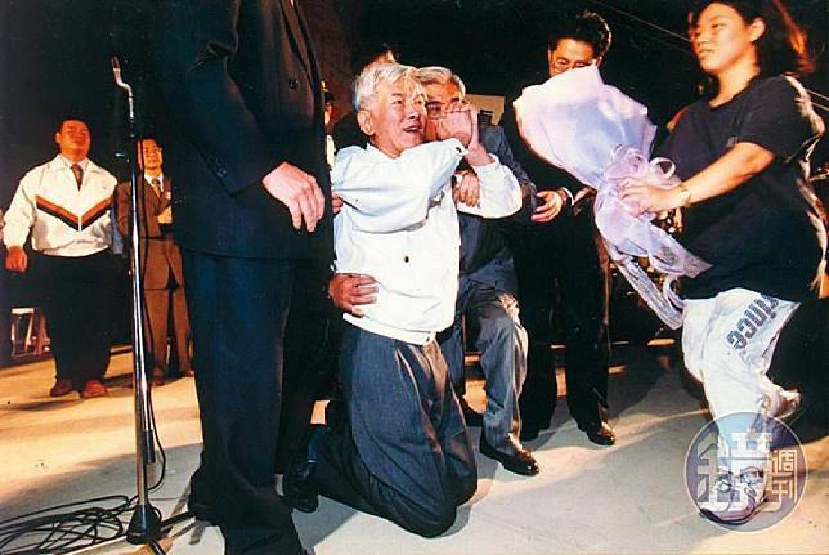 1997年，罹癌抱病的盧修一，在蘇貞昌參選台北縣長的選前之夜驚天一跪，隔天，讓蘇以3萬多票差距擊敗國民黨候選人謝深山。（翻攝白鷺鷥文教基金會）