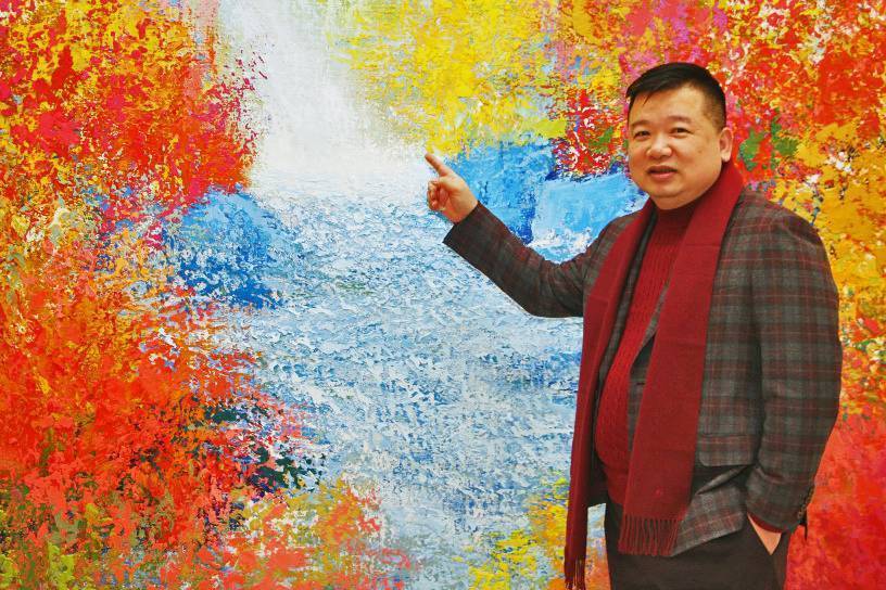 林俊慧老師與畫作合影