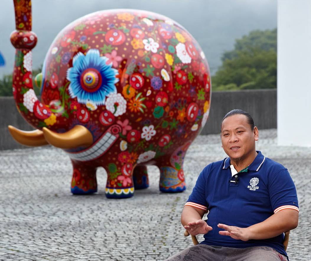 「希望藝術能夠帶給社會快樂的能量，透過一件件充滿歡樂、喜悅的作品，傳遞屬於洪易的感性創造力。」