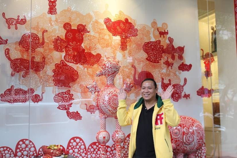 洪易2011個展生藝興隆，與作品合影。