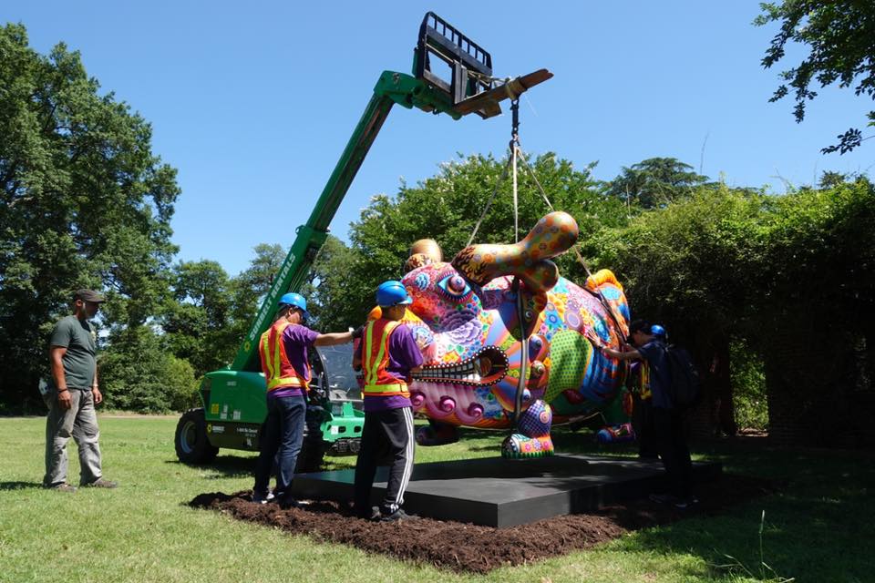 布展師傅們細心耐心的將作品大福龍裝置完成