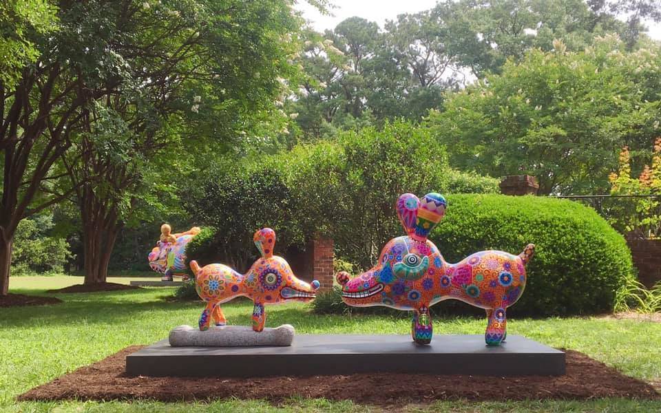 「旺狗」與「骨頭狗」在維吉尼亞州的Hermitage美術館，和大福龍相映成趣