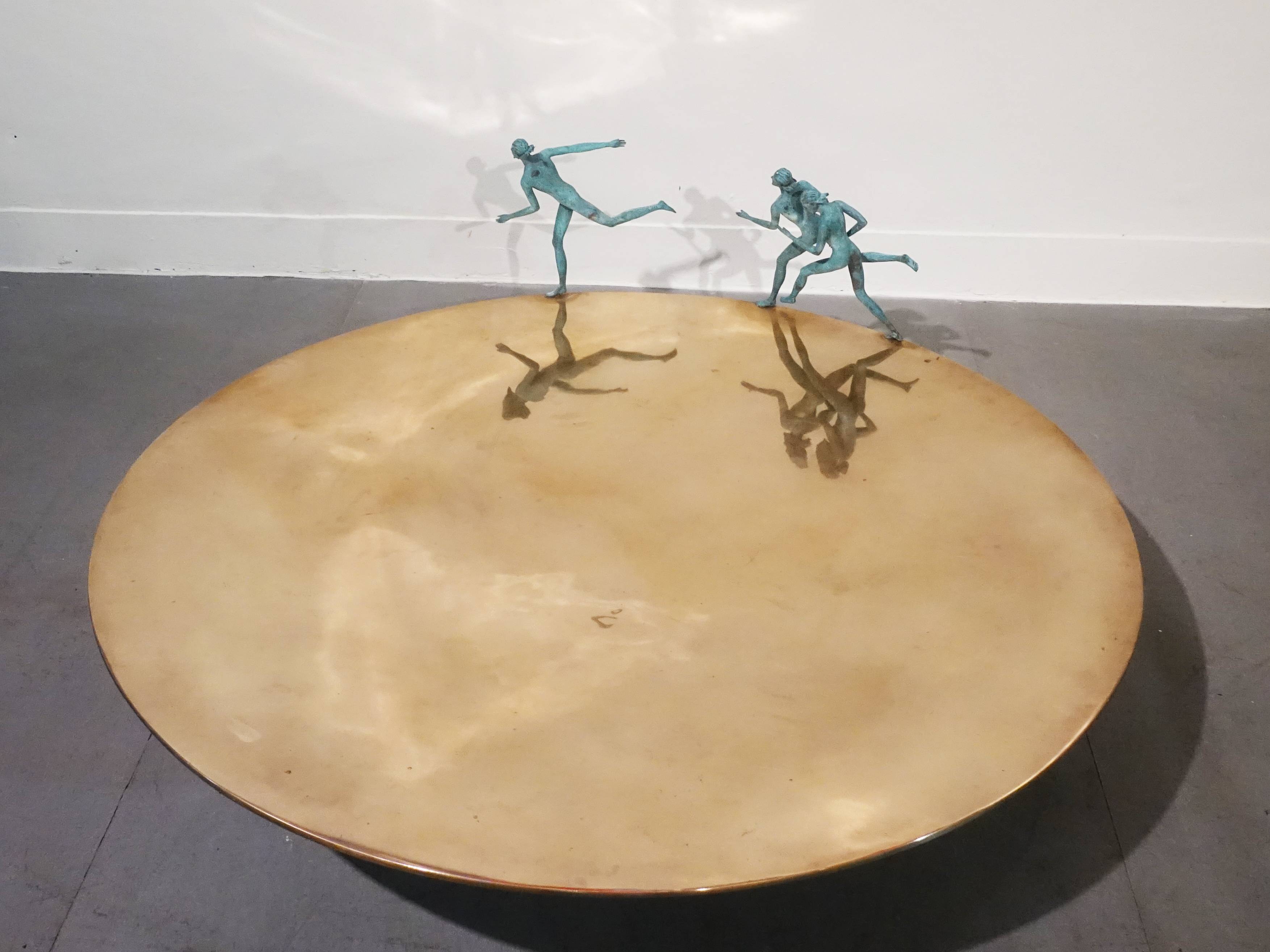 艾曼紐．瑞奇，《Oro 金色歐環》，34 x 100 x 100 cm ，銅，2011。