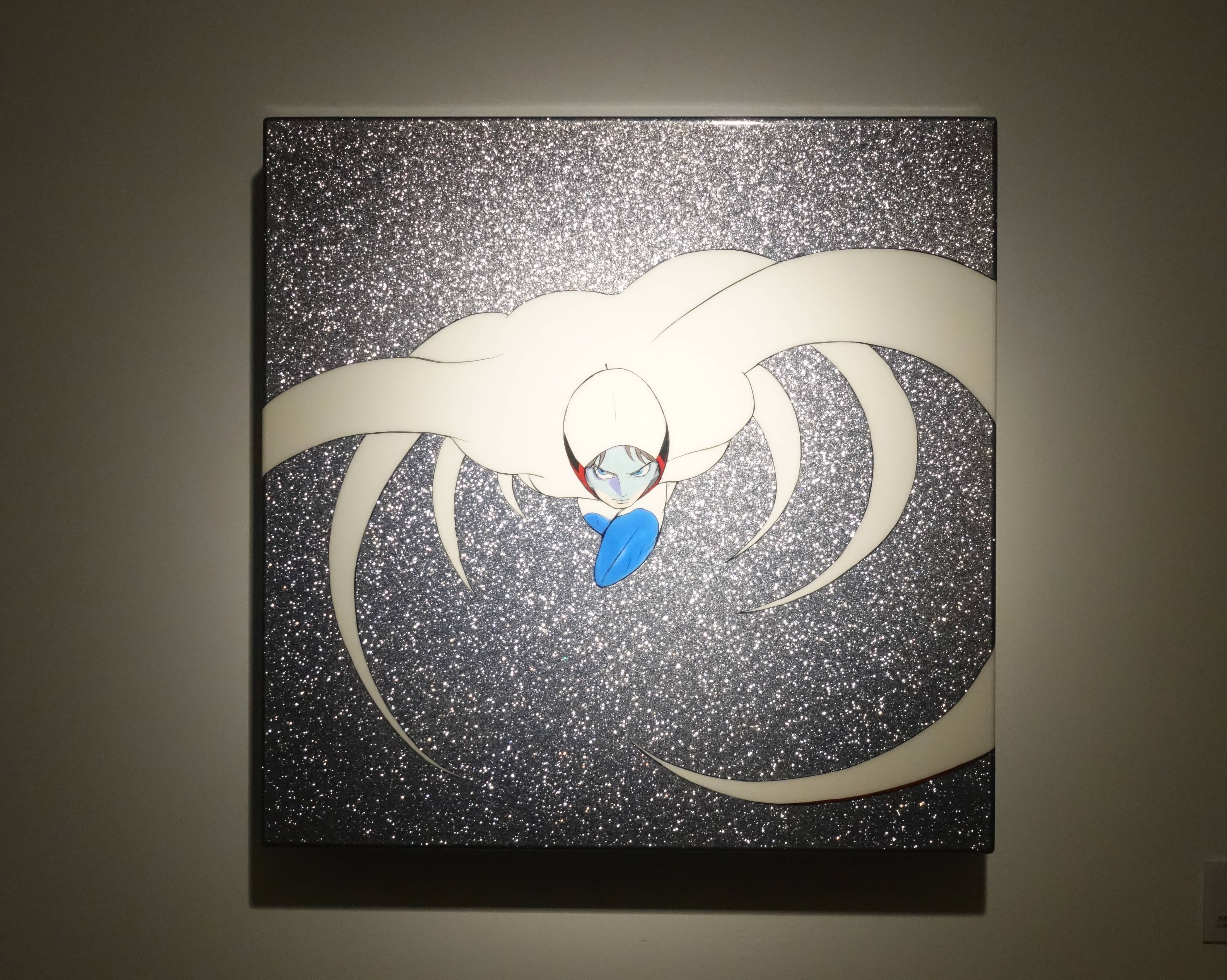 天野喜孝，《高空飛翔》，50 x 50 x 10 cm，汽車烤漆、鋁板。