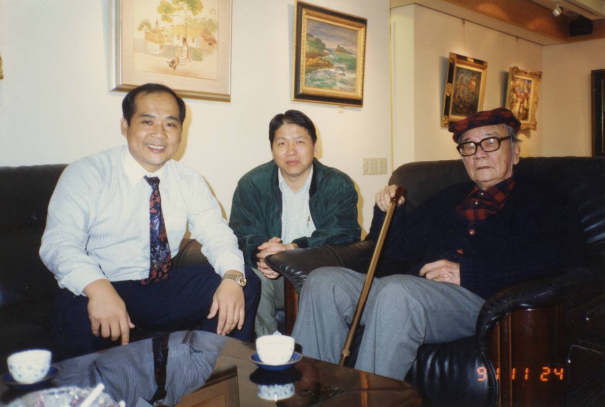 印象畫廊負責人歐賢政 (左) 與 李石樵老師合影於印象畫廊於1991年