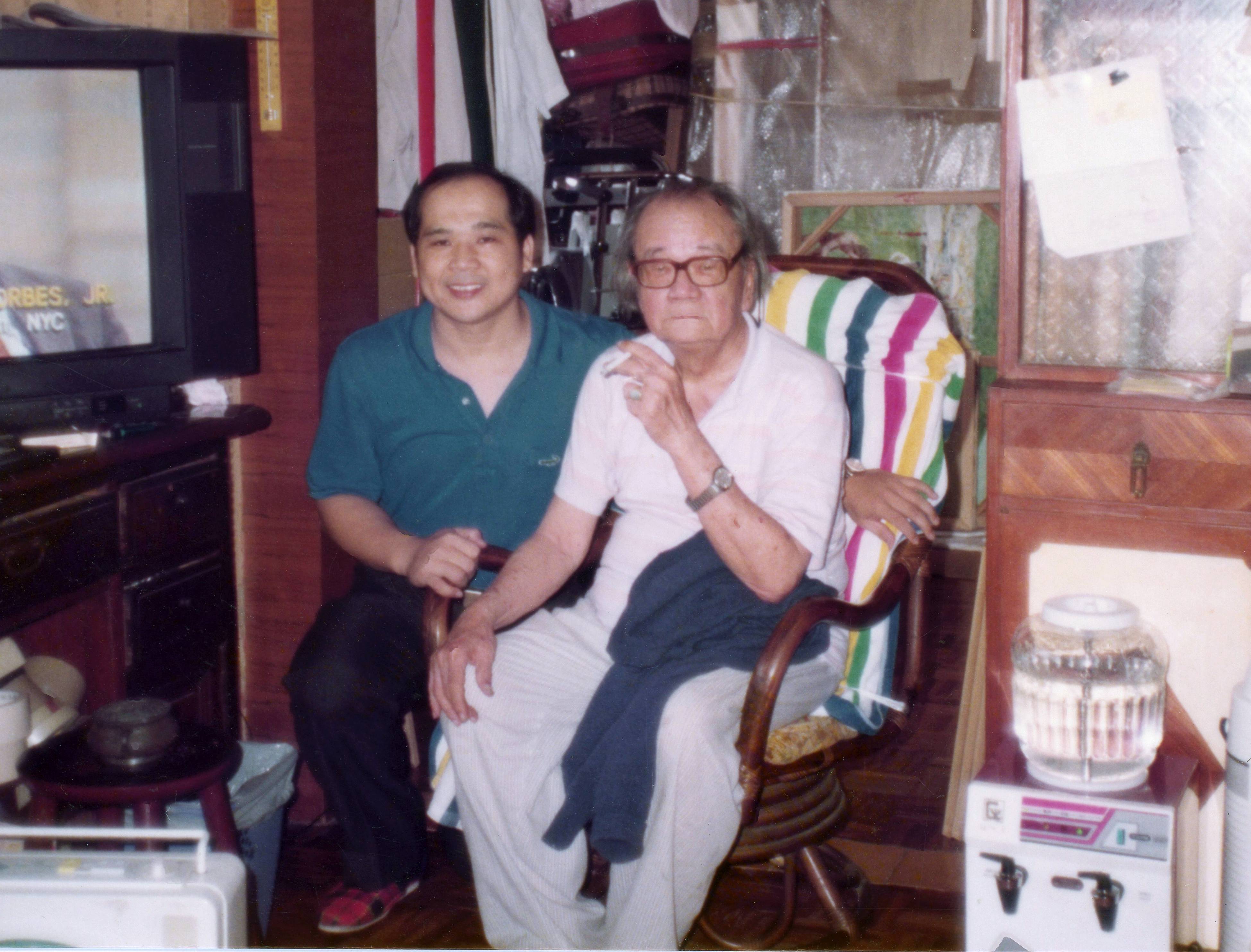 印象畫廊負責人歐賢政與李石樵老師合影於李石樵家中