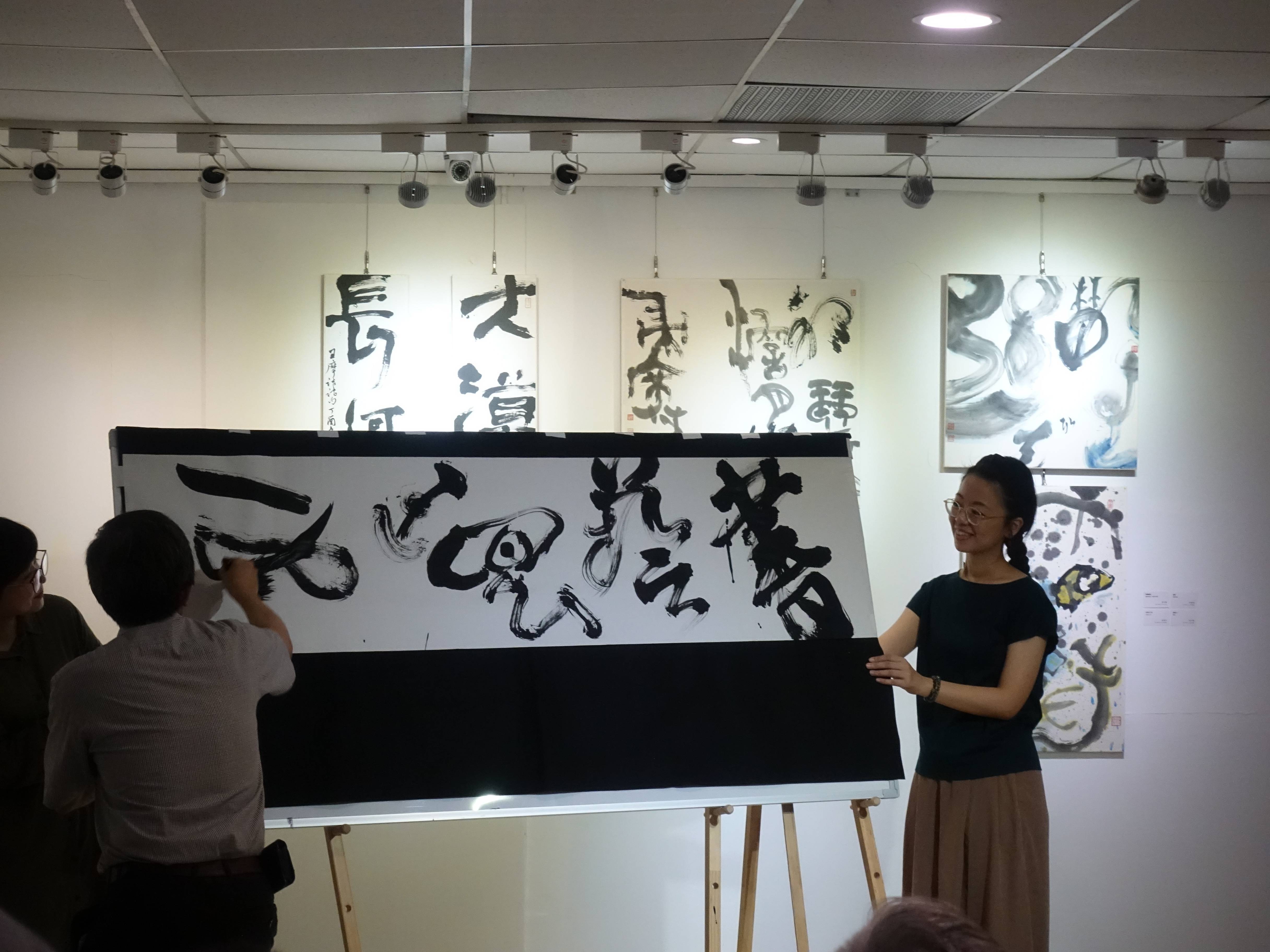 開幕展覽現場藝術家蔡明讚題字。