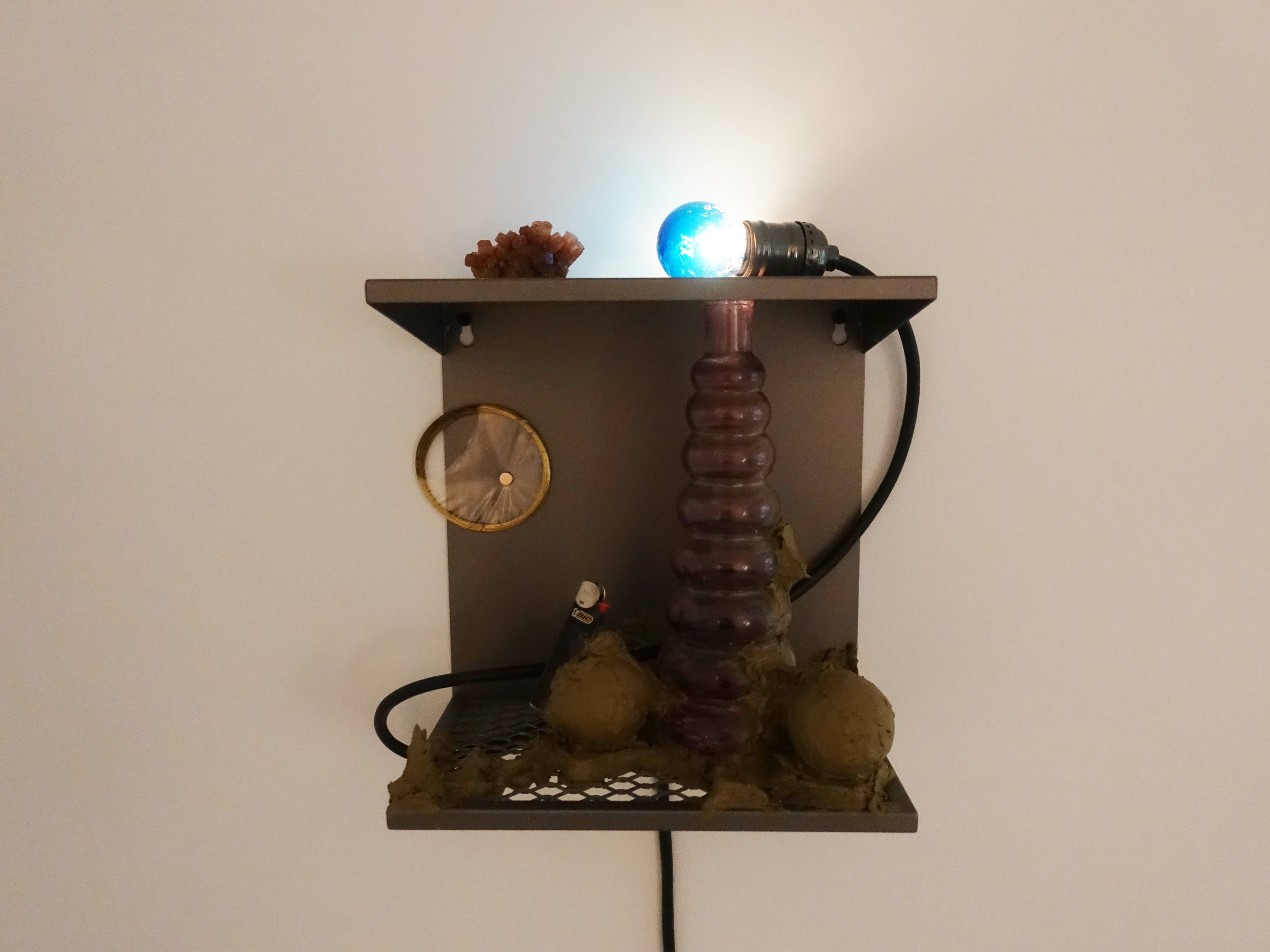 羅智信，《濕球》，28 x 25 x 15 cm，金屬層架、物件拼貼，2019。