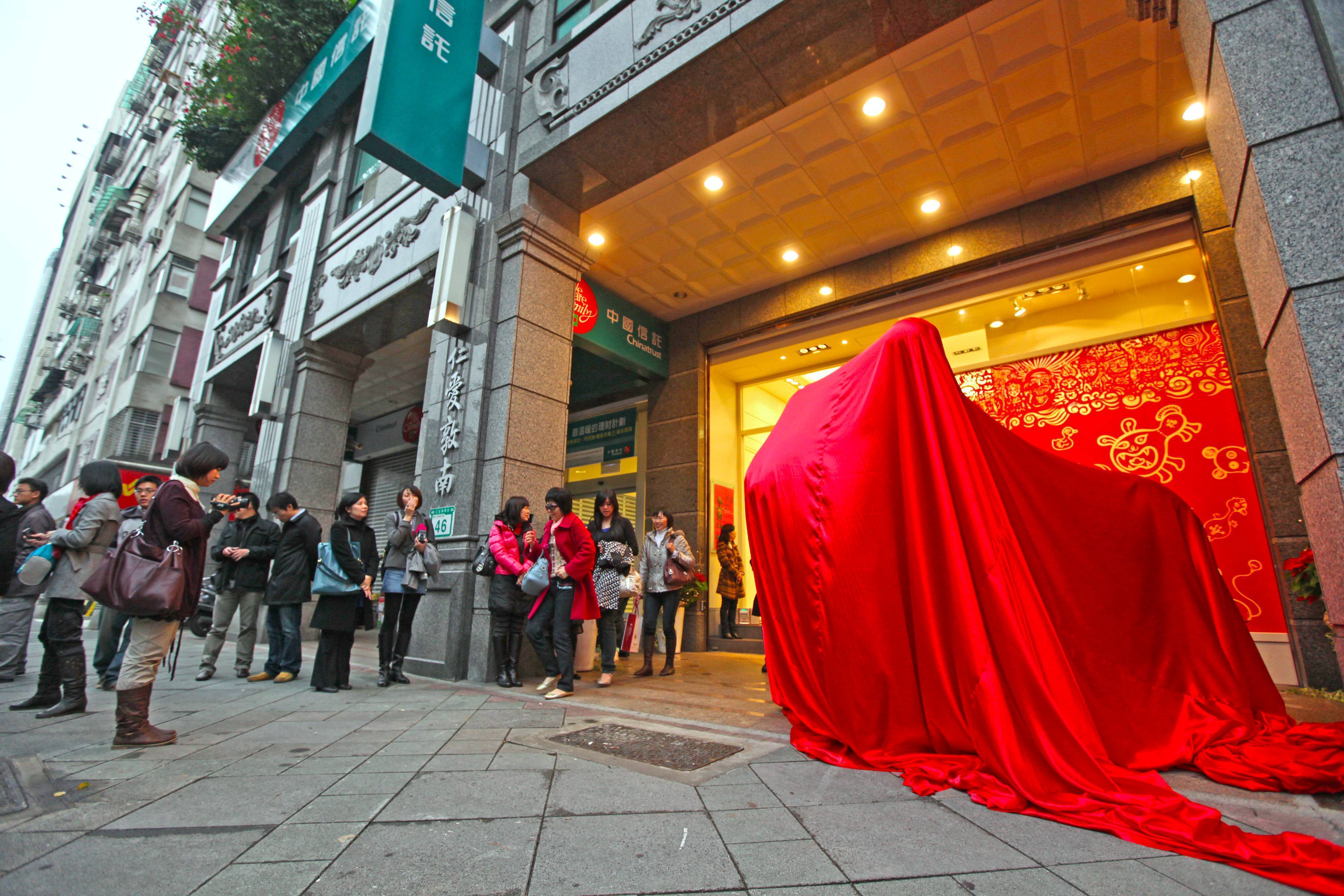開幕現場活動，現場貴賓引頸期待。