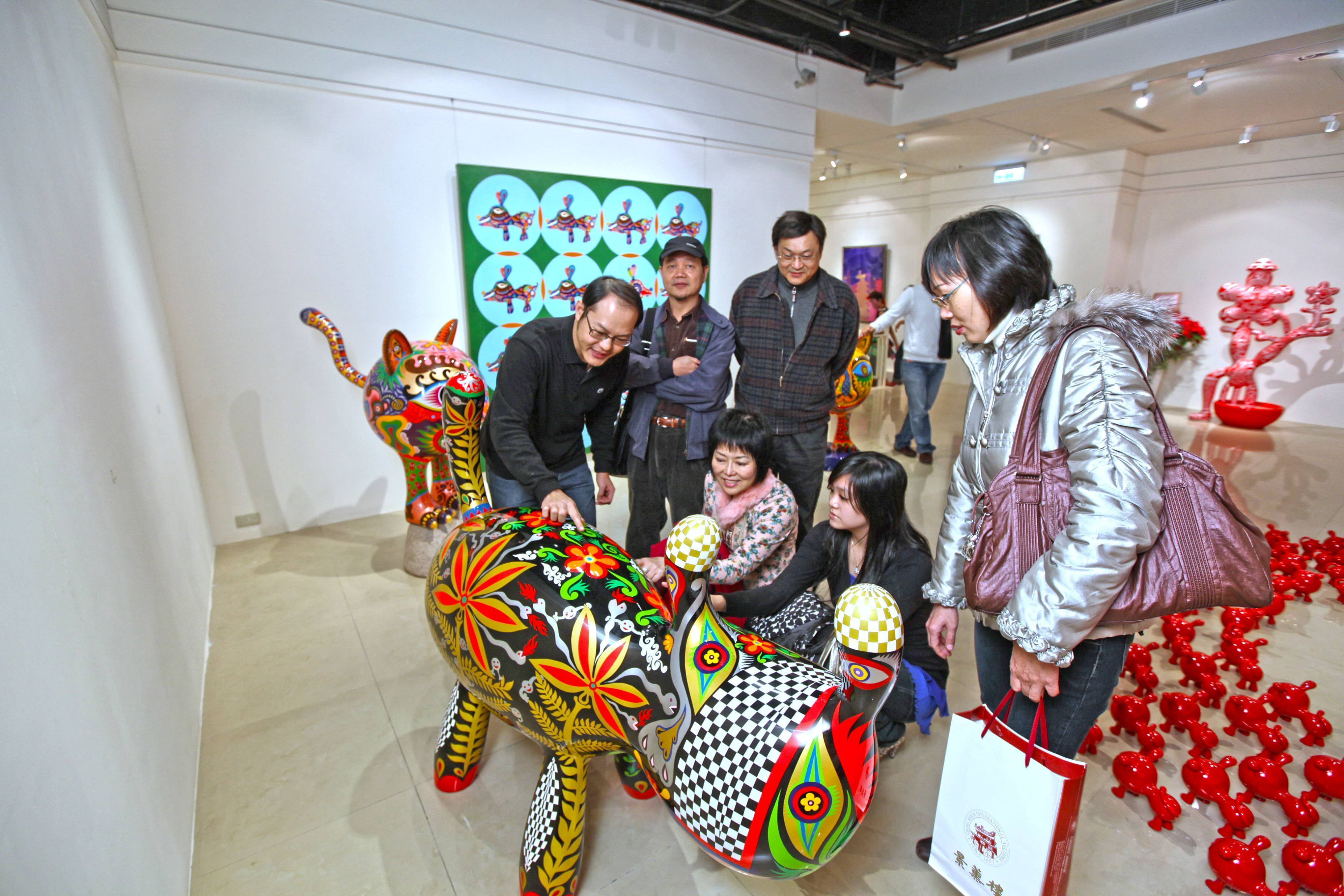 印象畫廊歐士華為現場貴賓介紹。