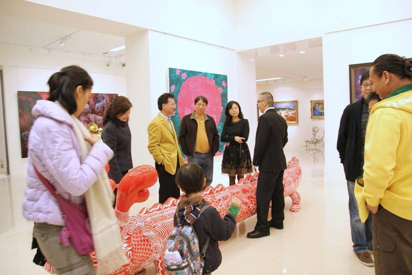 印象畫廊歐展榮為參觀貴賓介紹。