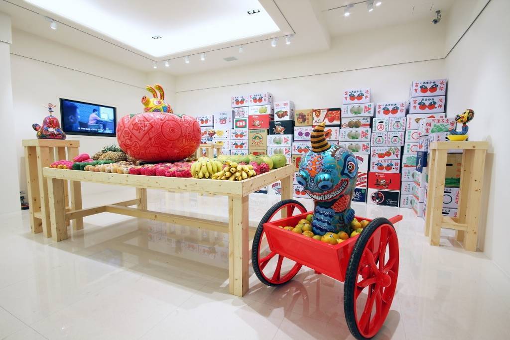 以水果攤為發想的展佈一隅。