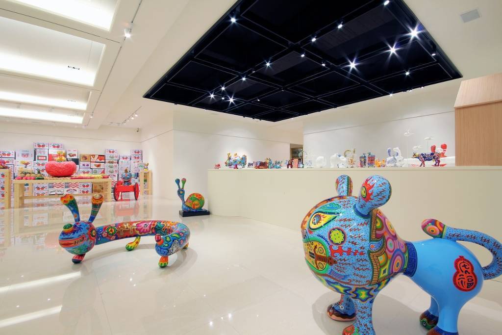 「旺虎」與「拉長狗」守護著展覽現場。