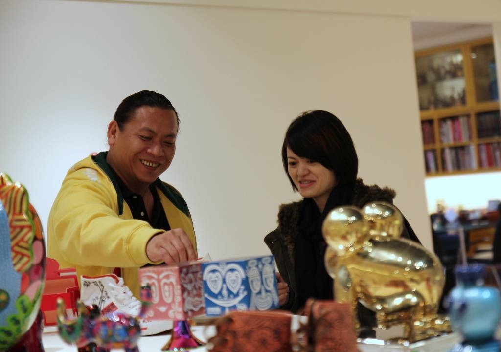 洪易老師於展覽現場親自介紹文創作品。