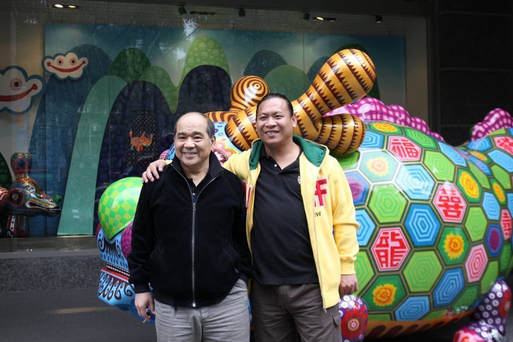 印象畫廊負責人歐賢政與洪易合影。