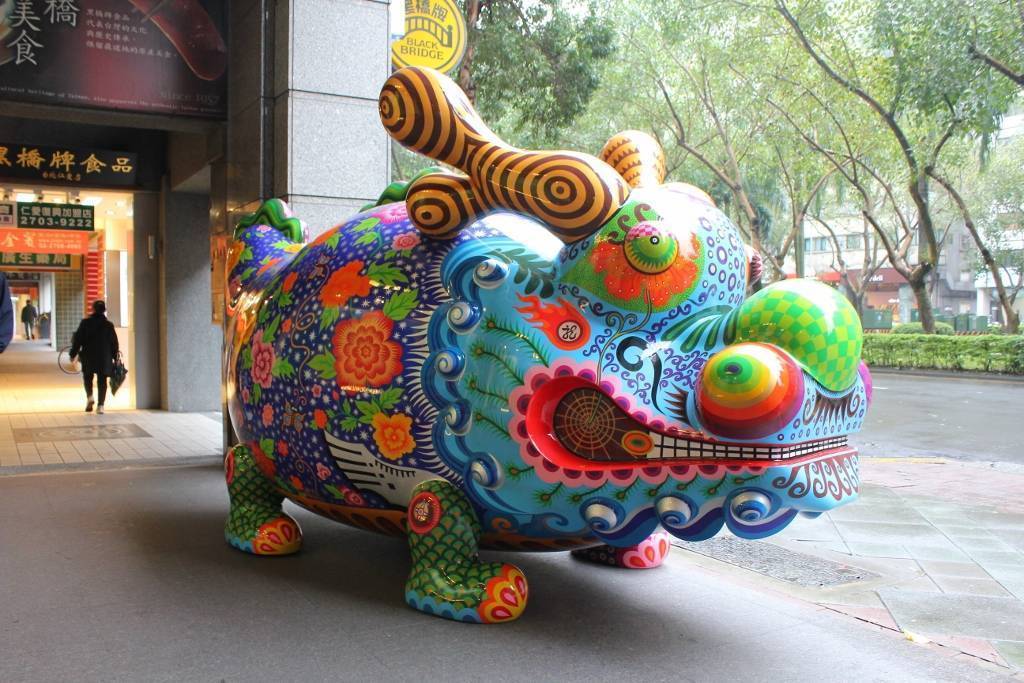 「福龍」坐落於仁愛路的印象畫廊走廊。