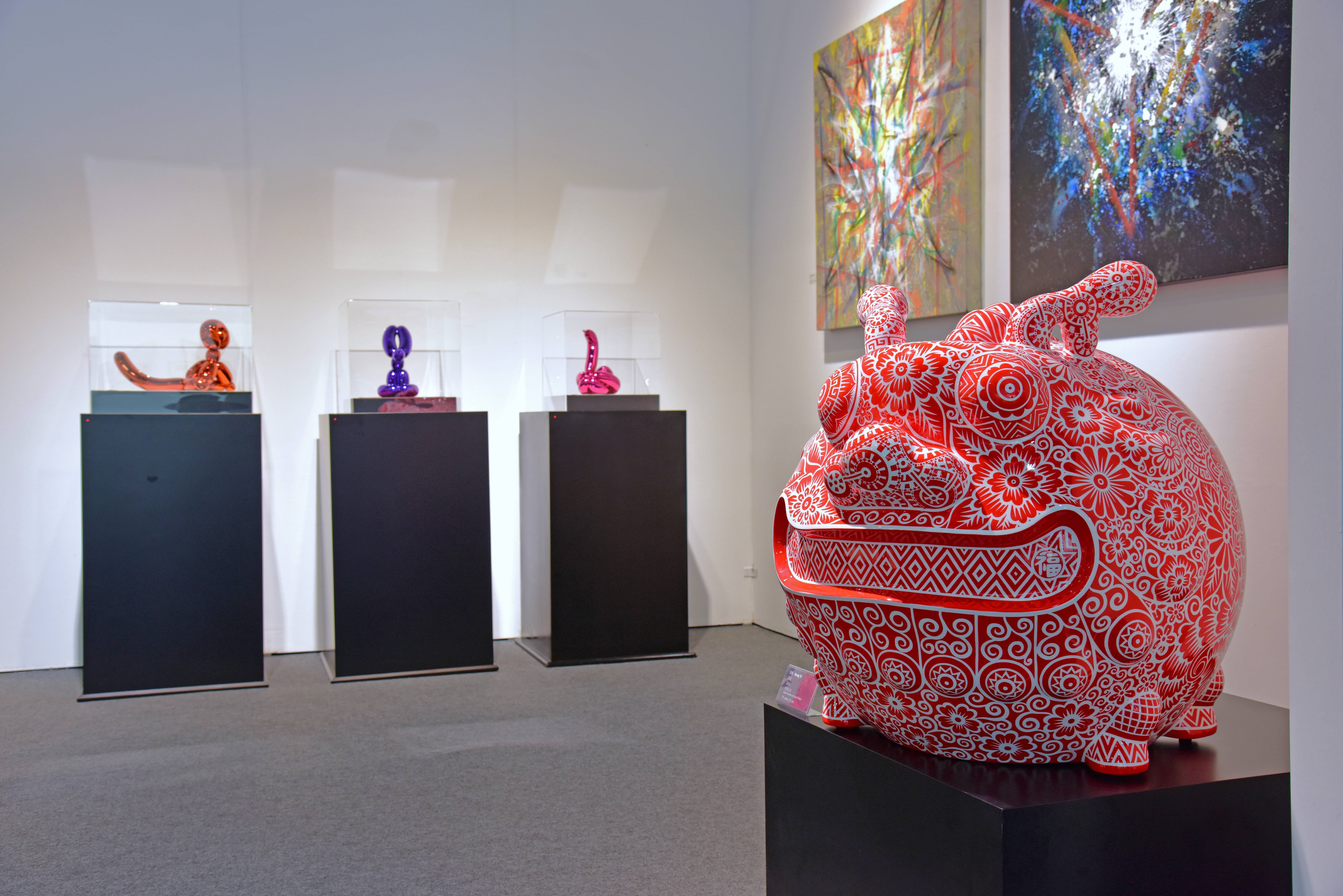 洪易以經典華人剪紙藝術為圖騰發想的「圓龍」與傑夫昆斯氣球動物相映成趣