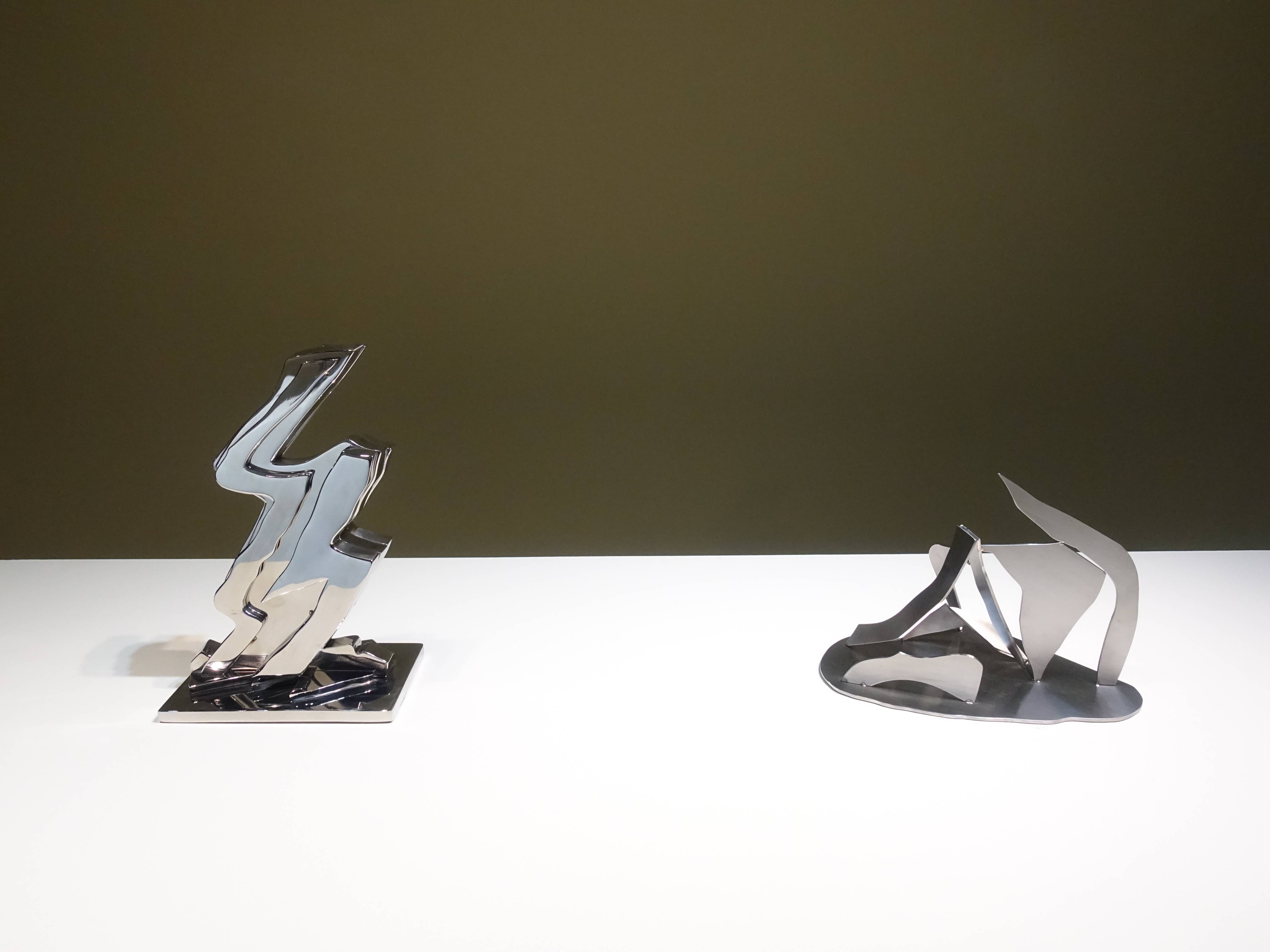 蒲浩明，《閃電》，28 X 19 X 11 cm，Stainless steel，2002(左)。《大地之母》，18 X 26 X 20 cm，Stainless steel，2002。