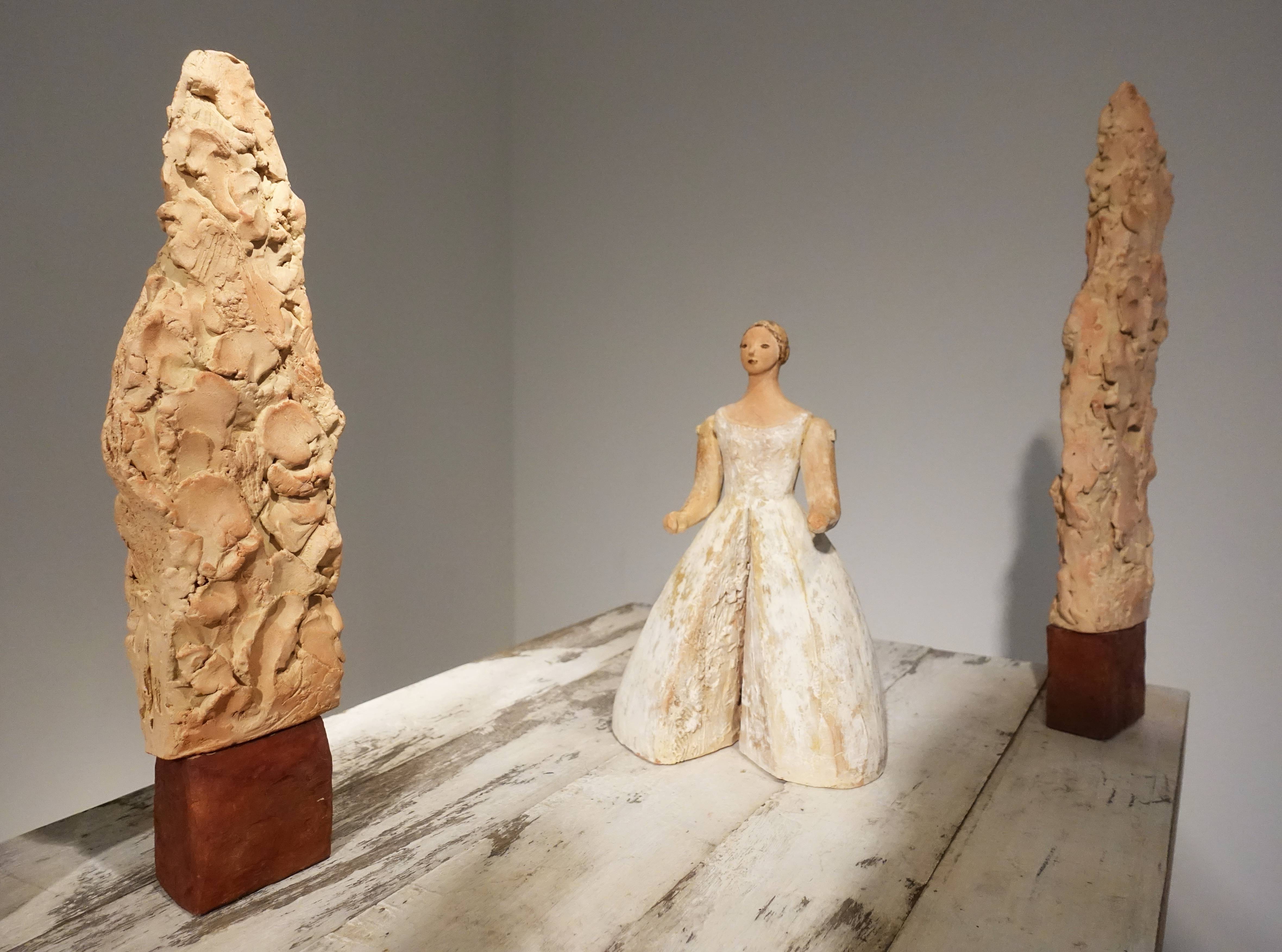 林怡芬，《原生的秘境(一)》，170 x 47 x 47 cm，Terra cotta、礦物質顏料、木材，2019。