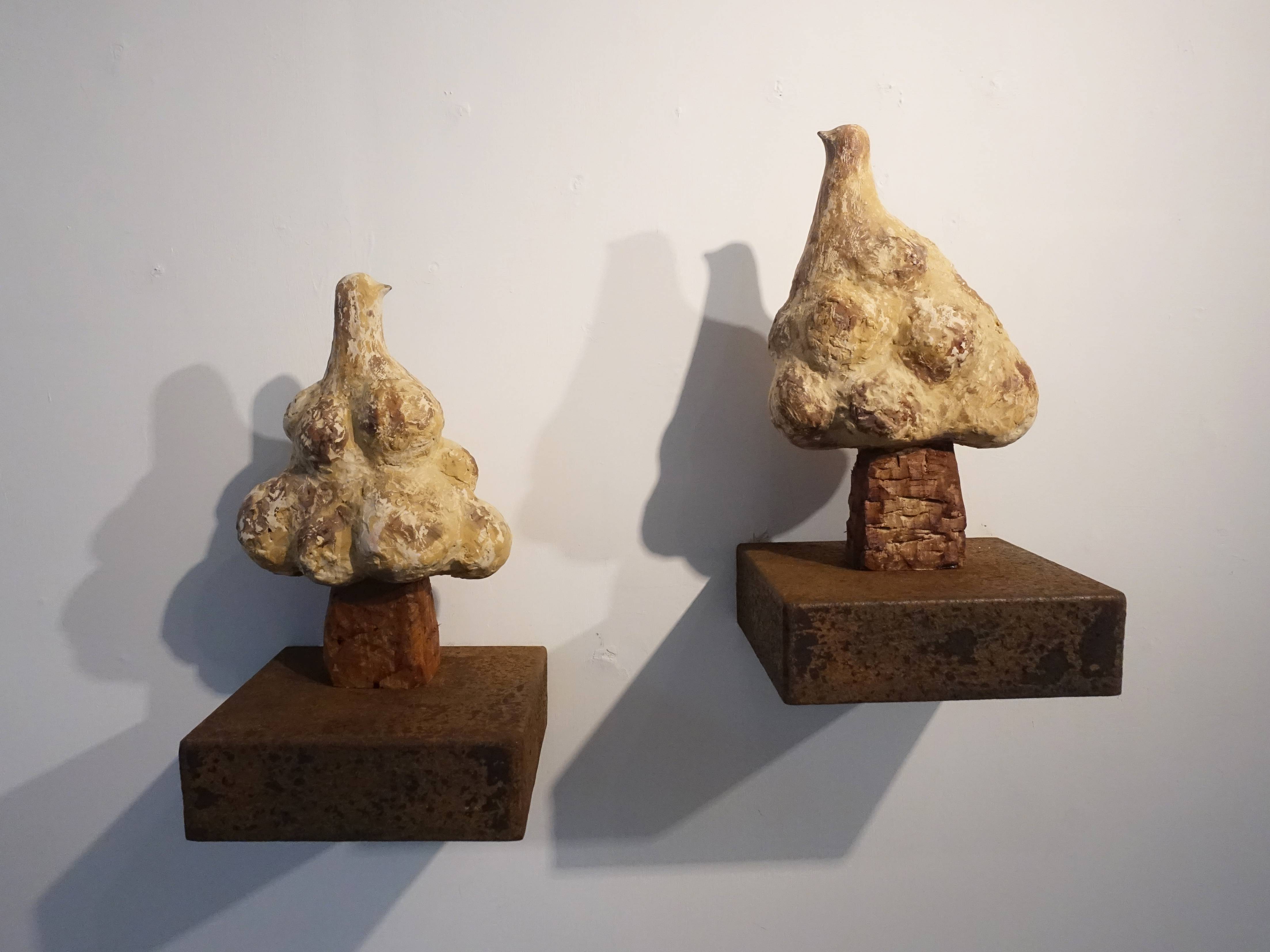 林怡芬，《過境(一)》右、《過境(二)》左，Terra cotta、礦物質顏料、木材，2019。