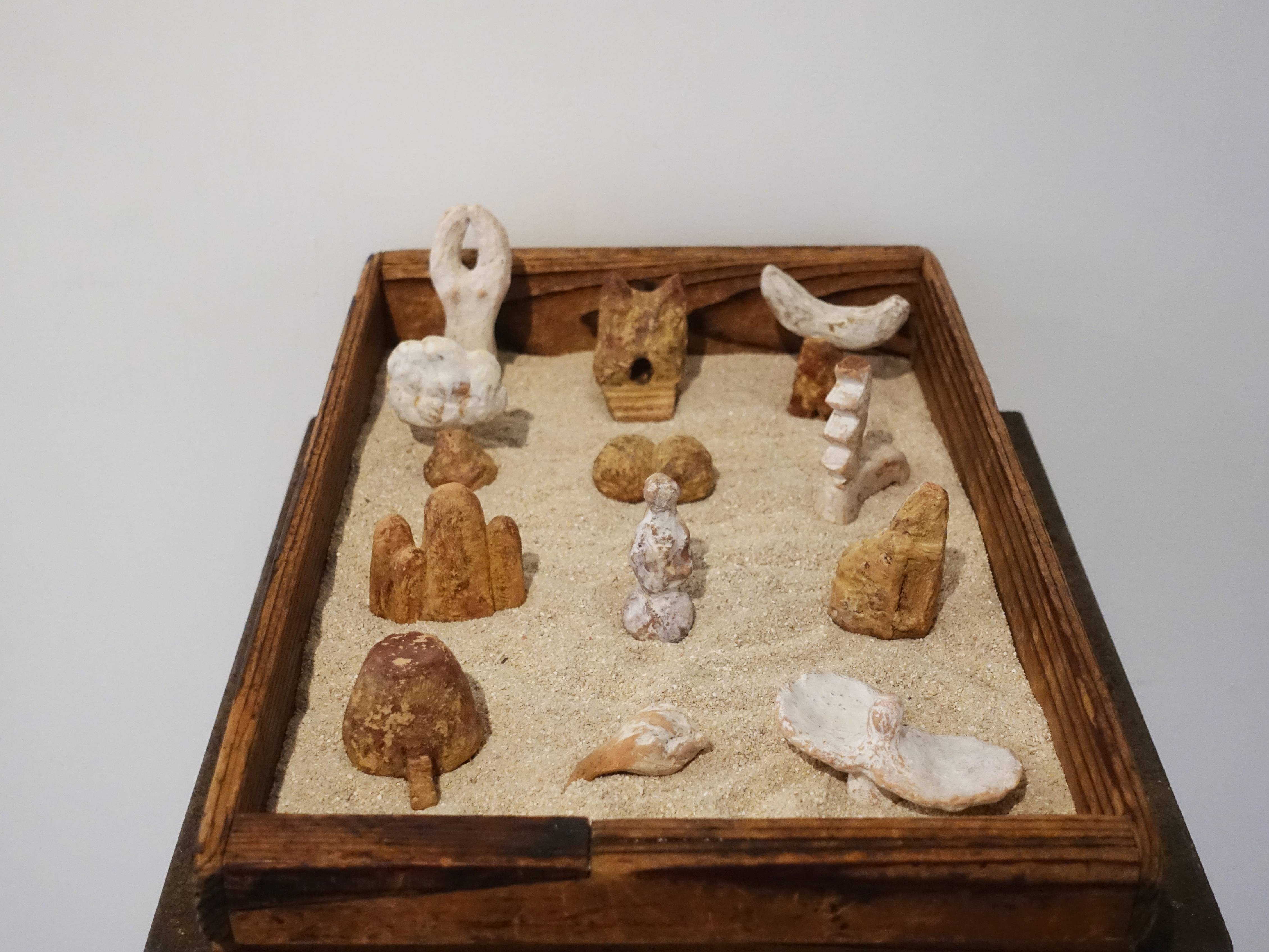 林怡芬，《天地一粒沙》，41 x 27 x 8 cm，Terra cotta、礦物質顏料、木材、沙，2019。