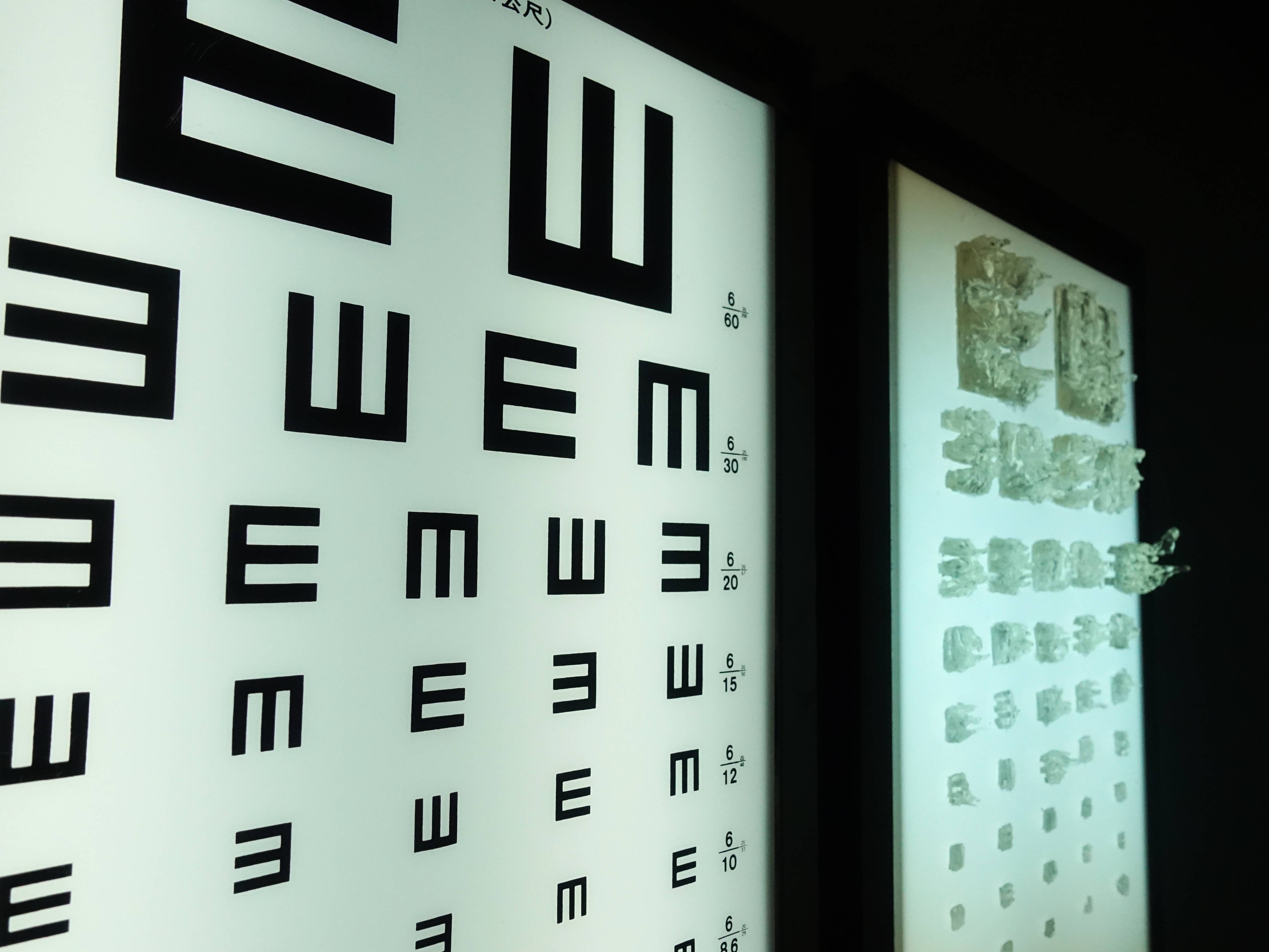 陳泳丞，《視力表E》細節，90 x 65 x 12 cm，視力燈箱、光敏樹酯，2019。