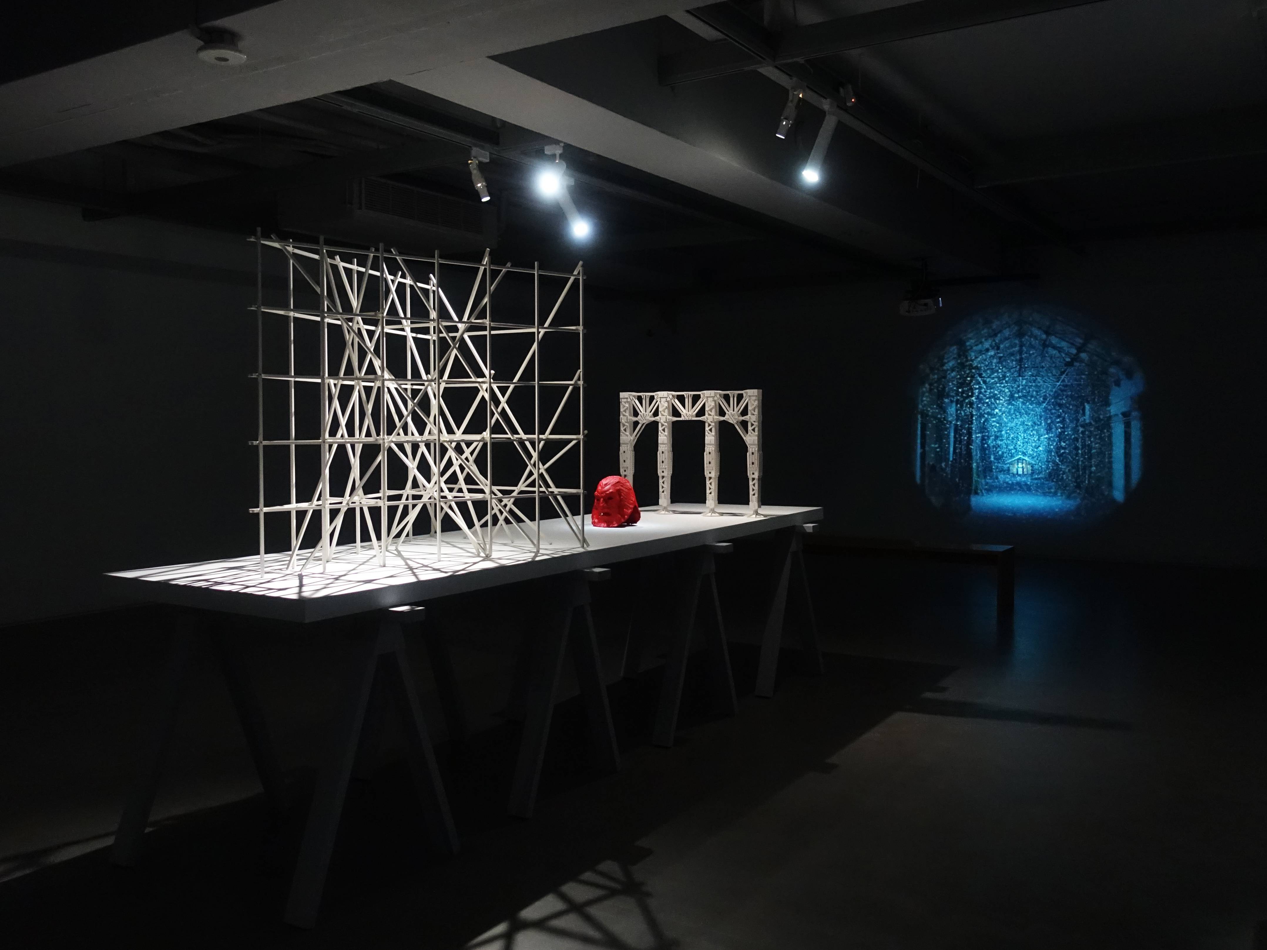 双方藝廊展出德國藝術家佛羅里安．克拉爾錄像裝置作品。