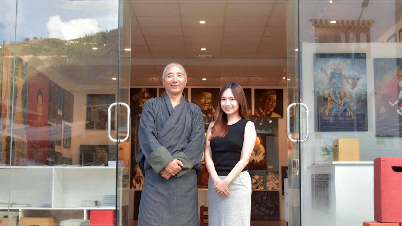 不丹當代藝術之父 Asha Kama (左) 與丹之寶創辦人呂若潔 (右)