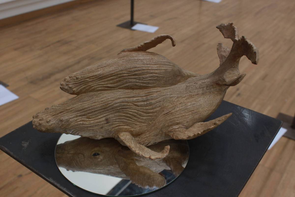 蔡瑜《鯨落》樟木。圖/國立台灣藝術大學雕塑學系提供