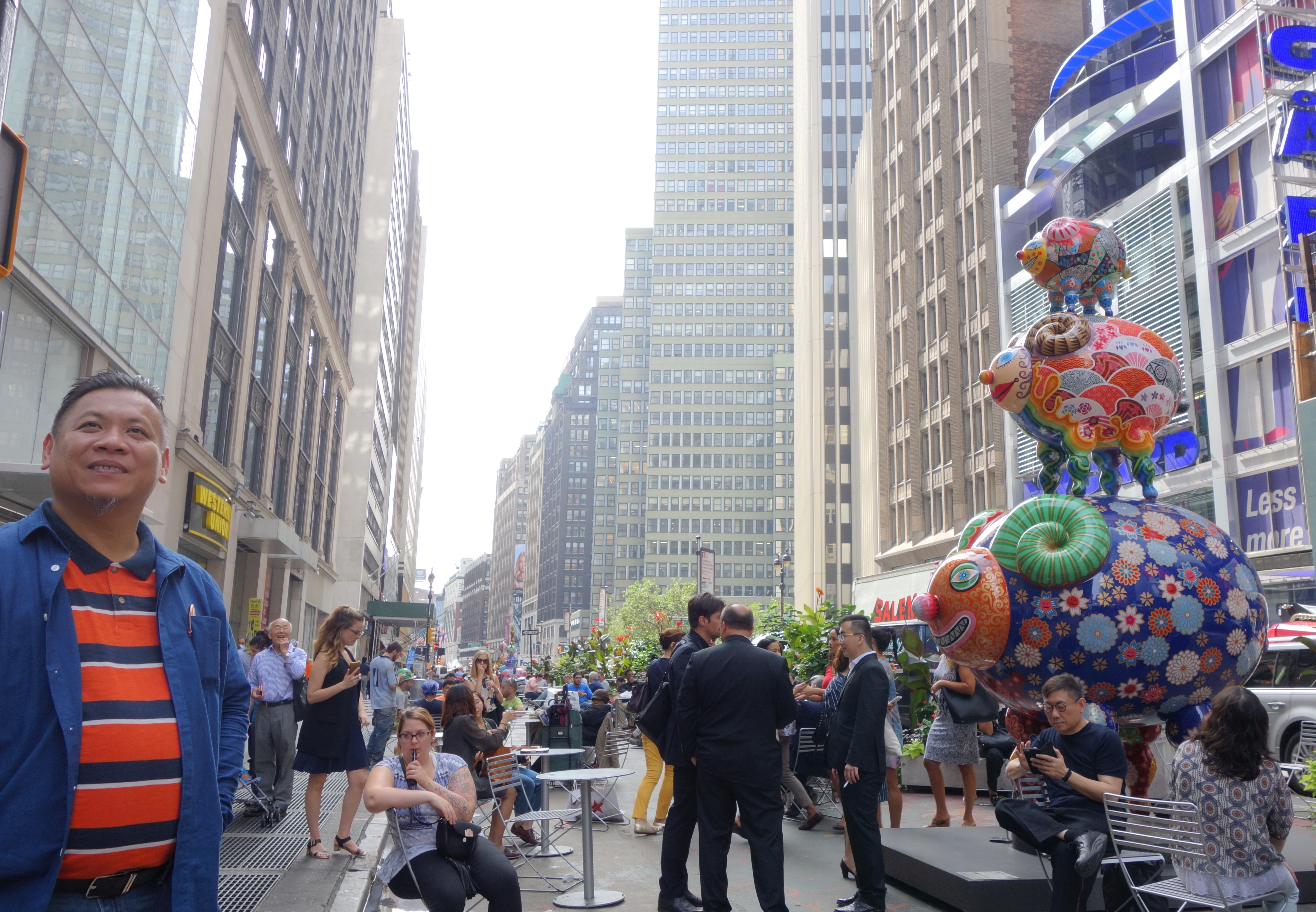 臺灣藝術家洪易在紐約時尚特區百老匯舉辦大型國際性展覽,「三羊開泰」裝置在百老匯街與41街路口。