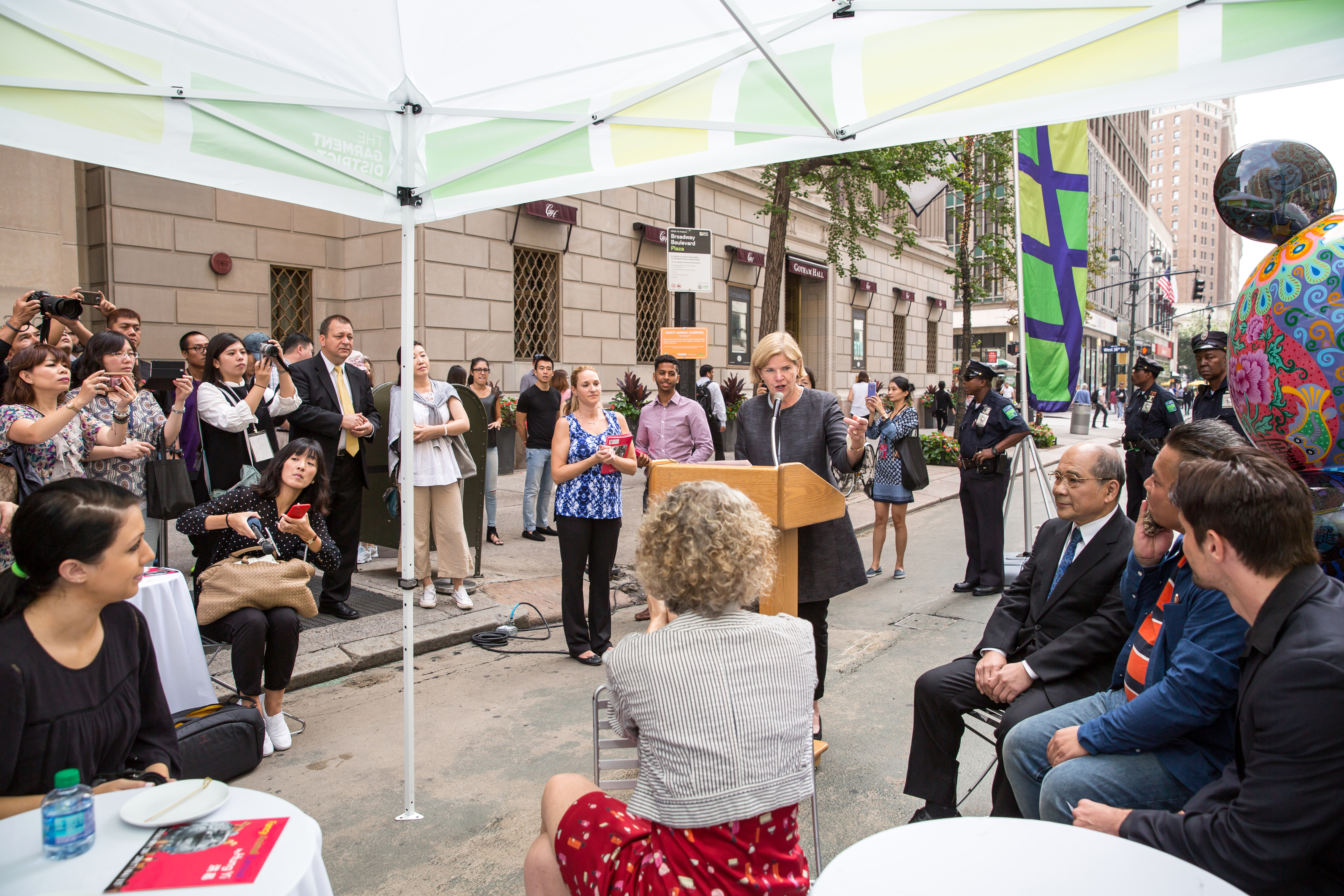 紐約百老匯時尚特區開幕現場 時尚特區聯盟總裁芭芭拉.布雷爾致辭。