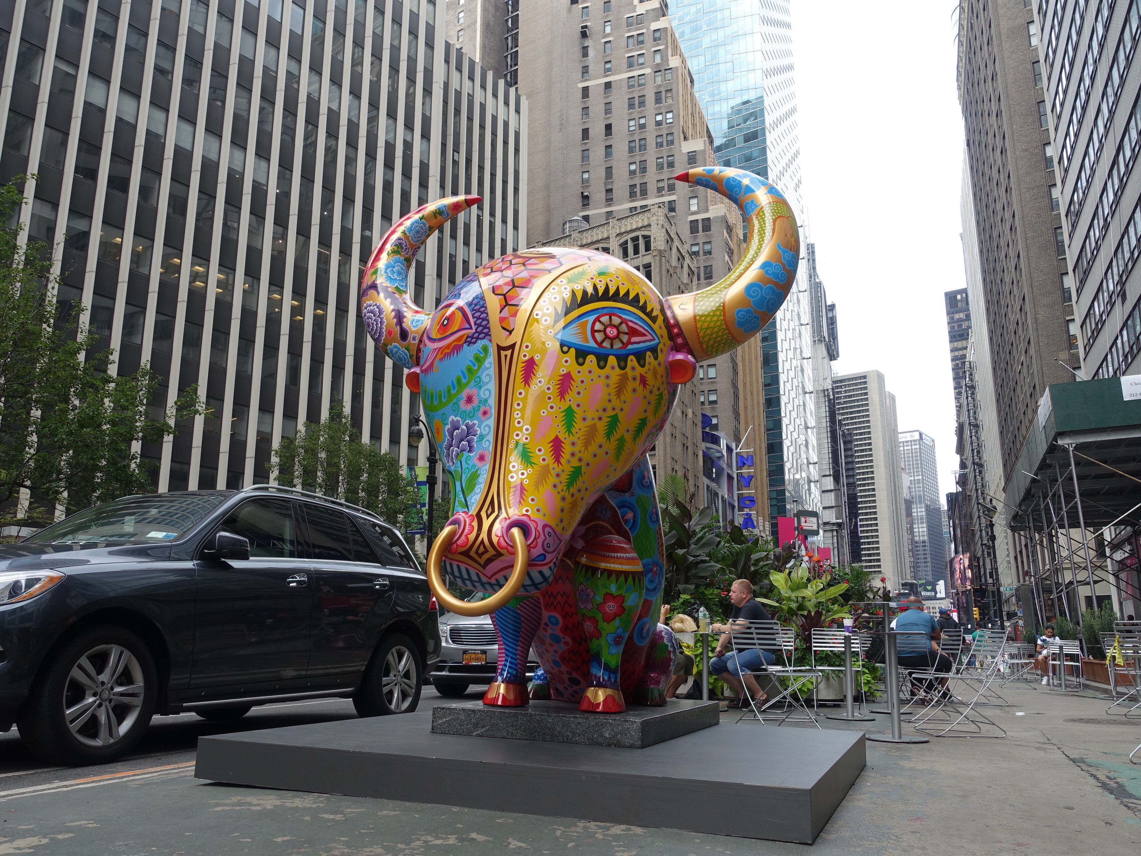 紐約百老匯時尚特區-洪易|大牛|鋼板彩繪|220x235x288cm