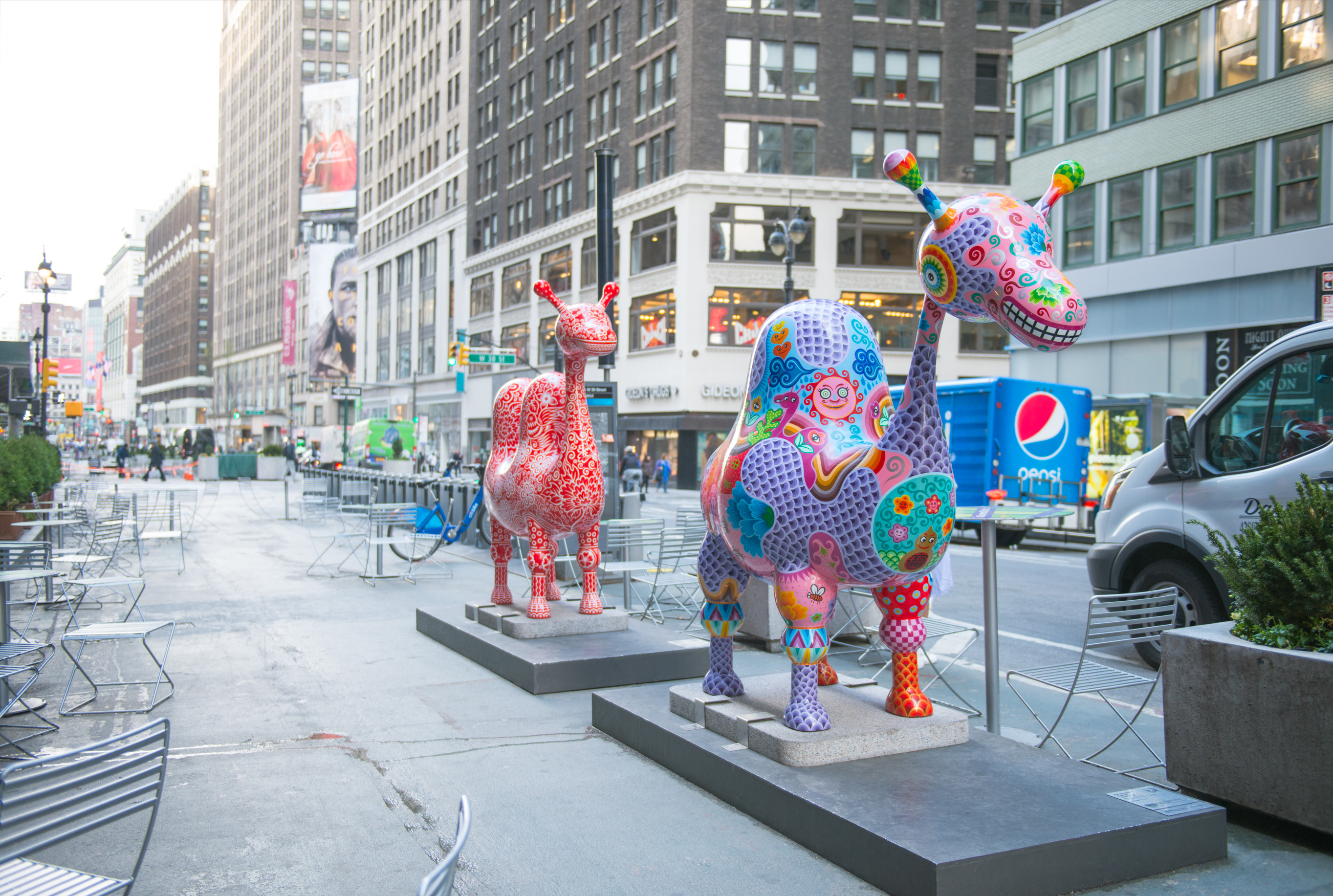 紐約地景環境裝置 洪易 單峰駱駝 鋼板彩繪 260x96x230cm / 雙峰駱駝 218x78x230cm