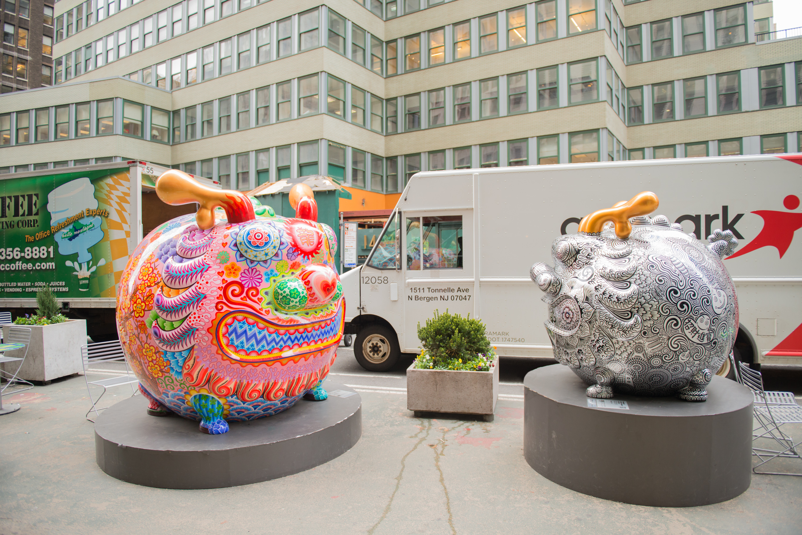 紐約地景環境裝置 洪易 大圓龍 2016 鋼板彩繪 210x220x250 cm / 鋼鐵圓龍 168x149x158 cm